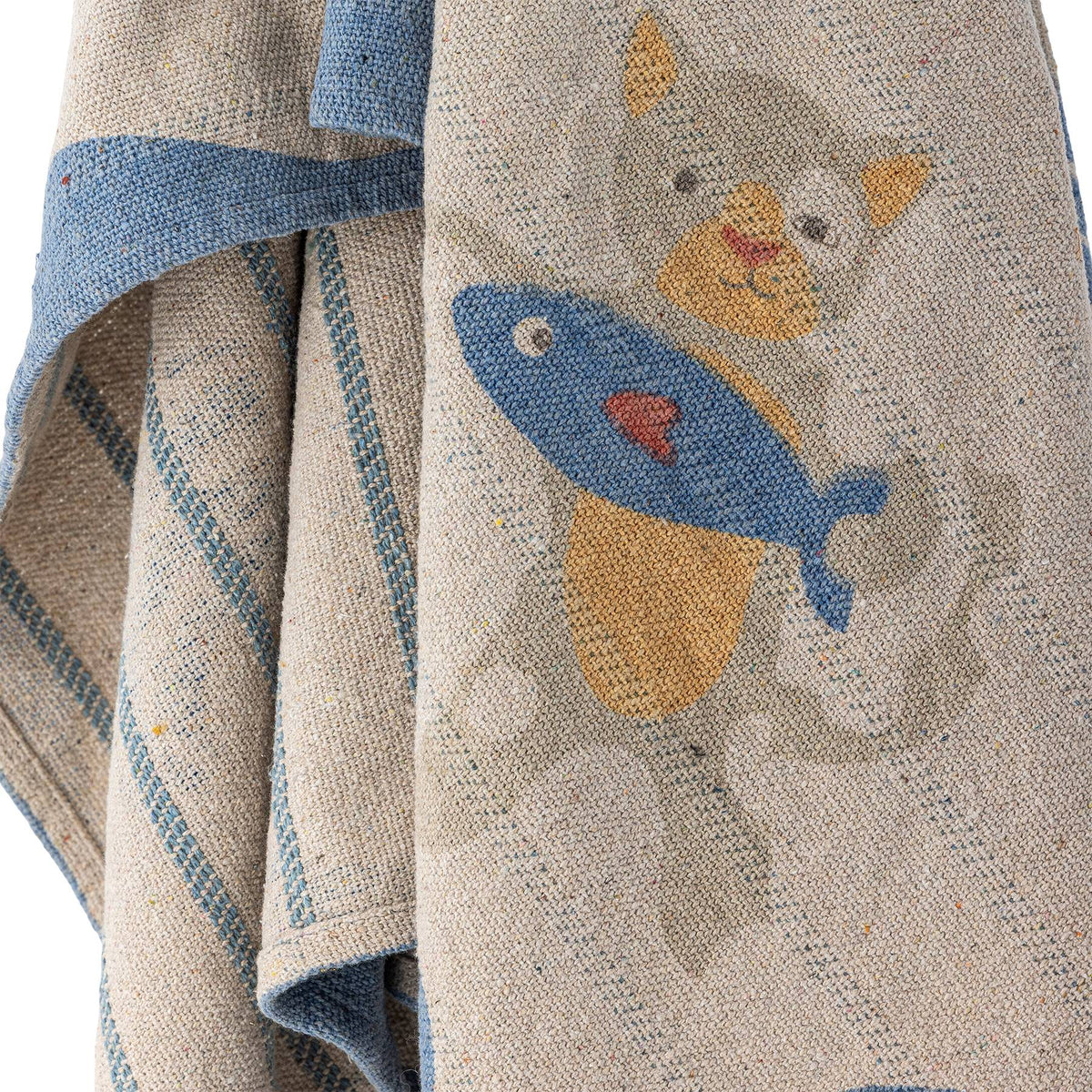 Gewebte Wolldecke Mille in Bunt von Bloomingville Mini mit bedrucktem Katzen- und Fischmotiv sowie roten Quasten an den Ecken, 160x130 cm.