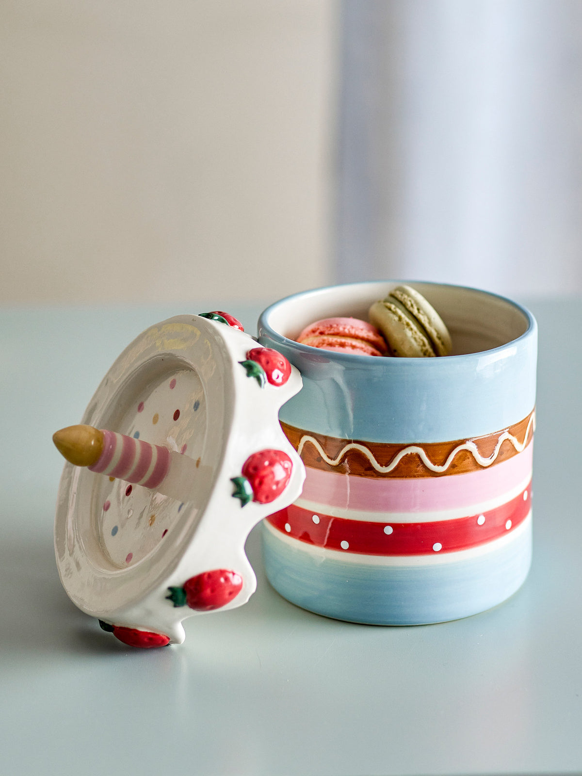 Milkya Gefäss mit Deckel, Bunt, Steingut in Multi präsentiert im Onlineshop von KAQTU Design AG. Kanne ist von Bloomingville Mini