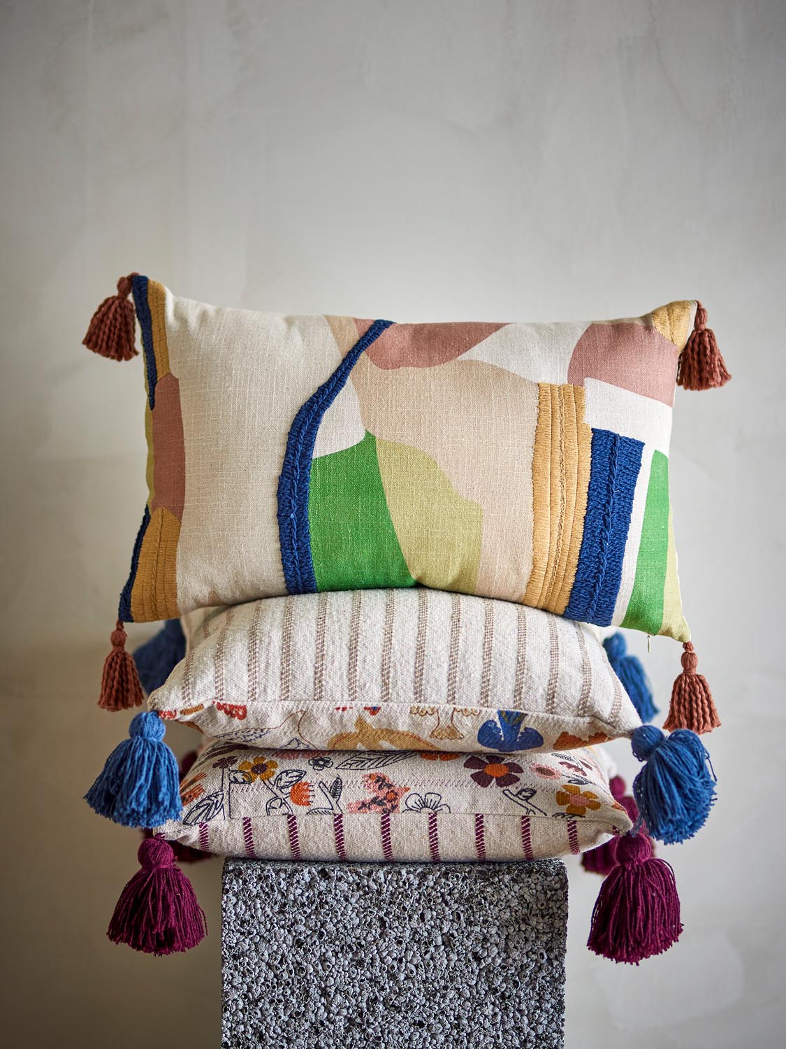 Artista Kissen, Bunt, Baumwolle in Multi präsentiert im Onlineshop von KAQTU Design AG. Deko Kissenbezug ist von Bloomingville