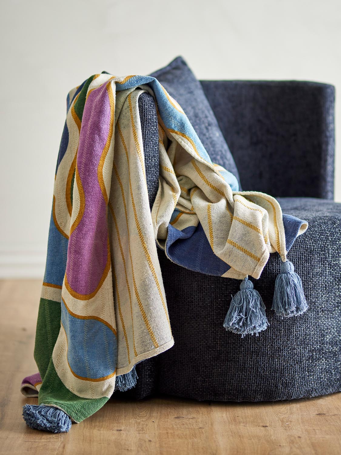 Salacia Decke, Bunt, Recycelte Baumwolle in Multi präsentiert im Onlineshop von KAQTU Design AG. Bettüberwurf ist von Bloomingville