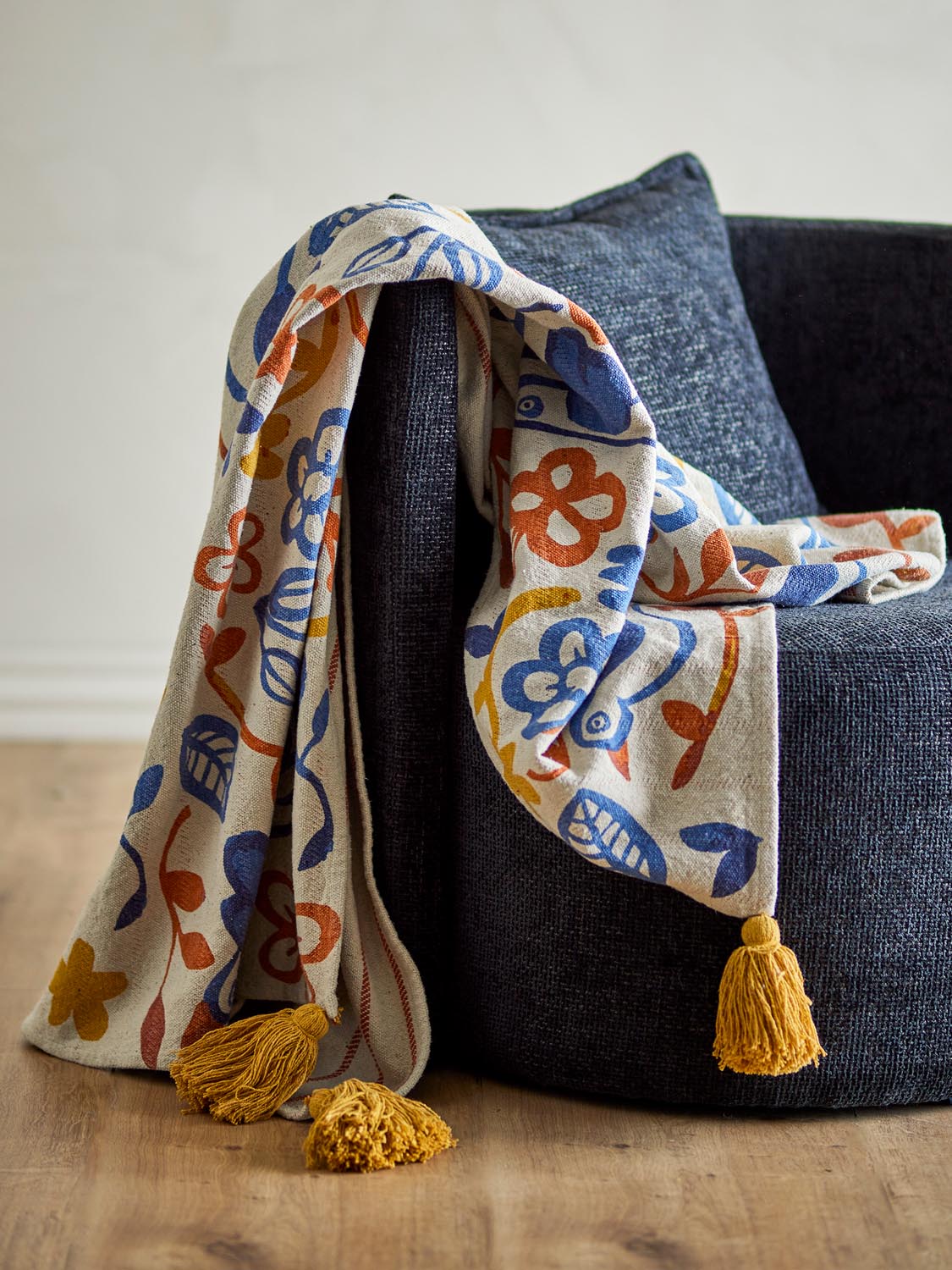 Figuria Decke, Bunt, Recycelte Baumwolle in Multi präsentiert im Onlineshop von KAQTU Design AG. Bettüberwurf ist von Bloomingville