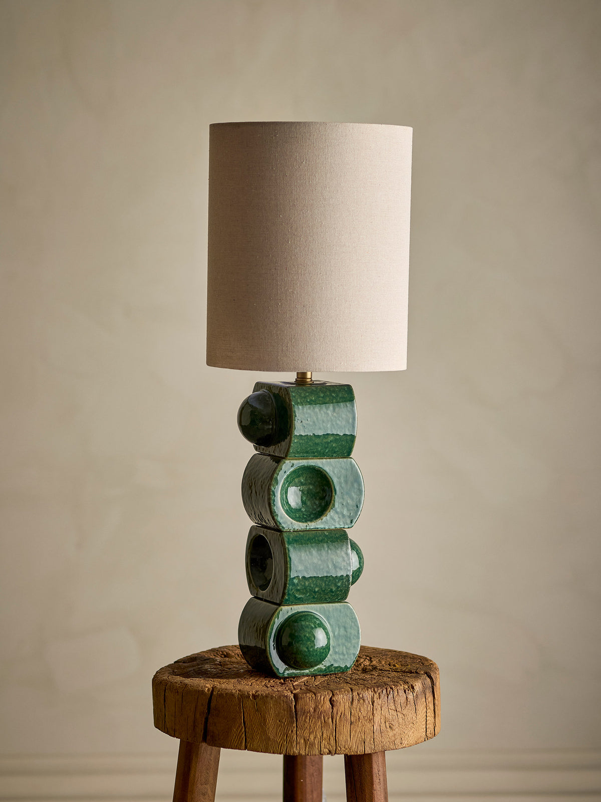 Brady Tischlampe, Grün, Steingut in Green präsentiert im Onlineshop von KAQTU Design AG. Tischleuchte ist von Bloomingville