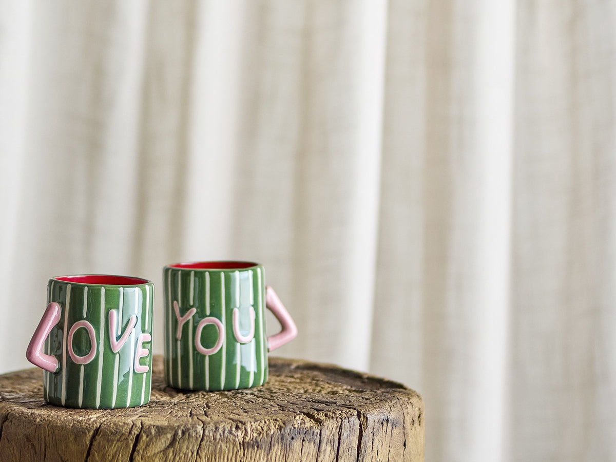 Grüner Steingut-Becher mit weissen Streifen, rosa Henkel und Schriftzug 'Love' auf einer Seite, handbemalt, Serie Cherish von Bloomingville.