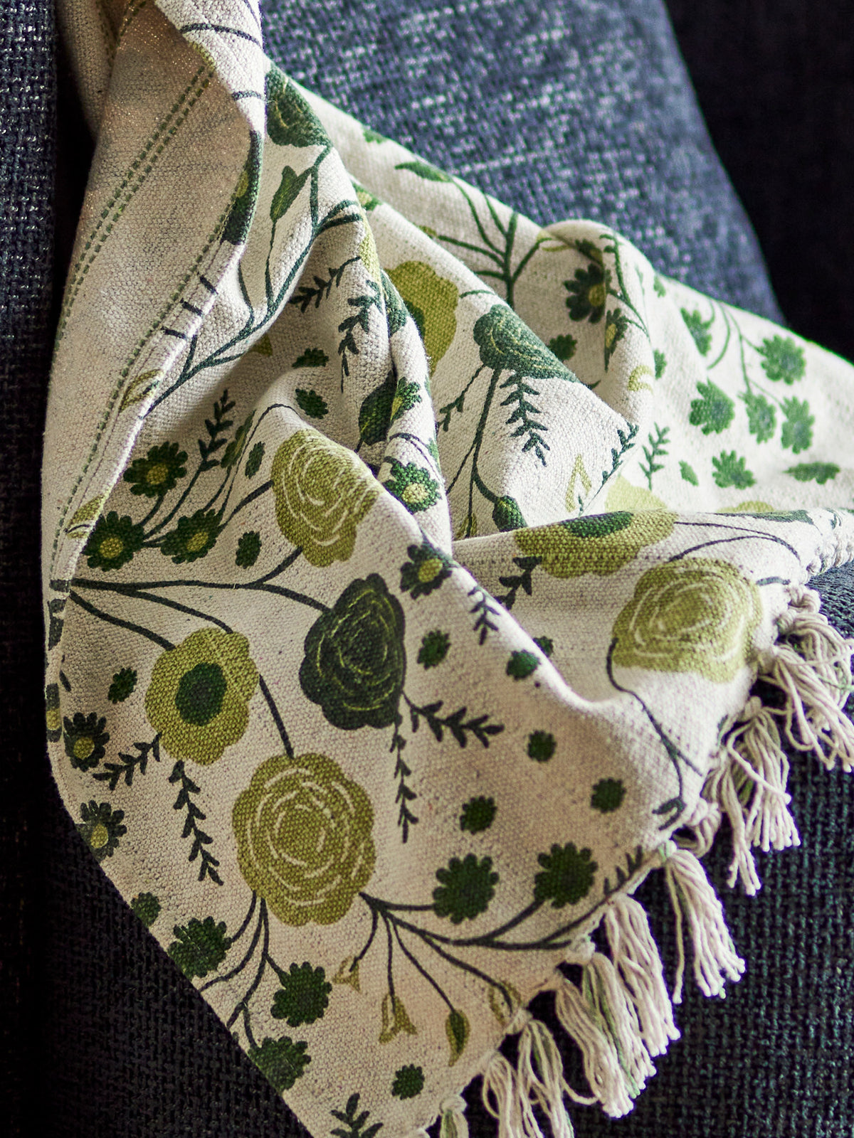 Wolldecke Eydis von Bloomingville in Natur mit floralem Blumendruck in Dunkelgrau und Gelb, Fransen an einer Seite, aus Mischfasern gefertigt.