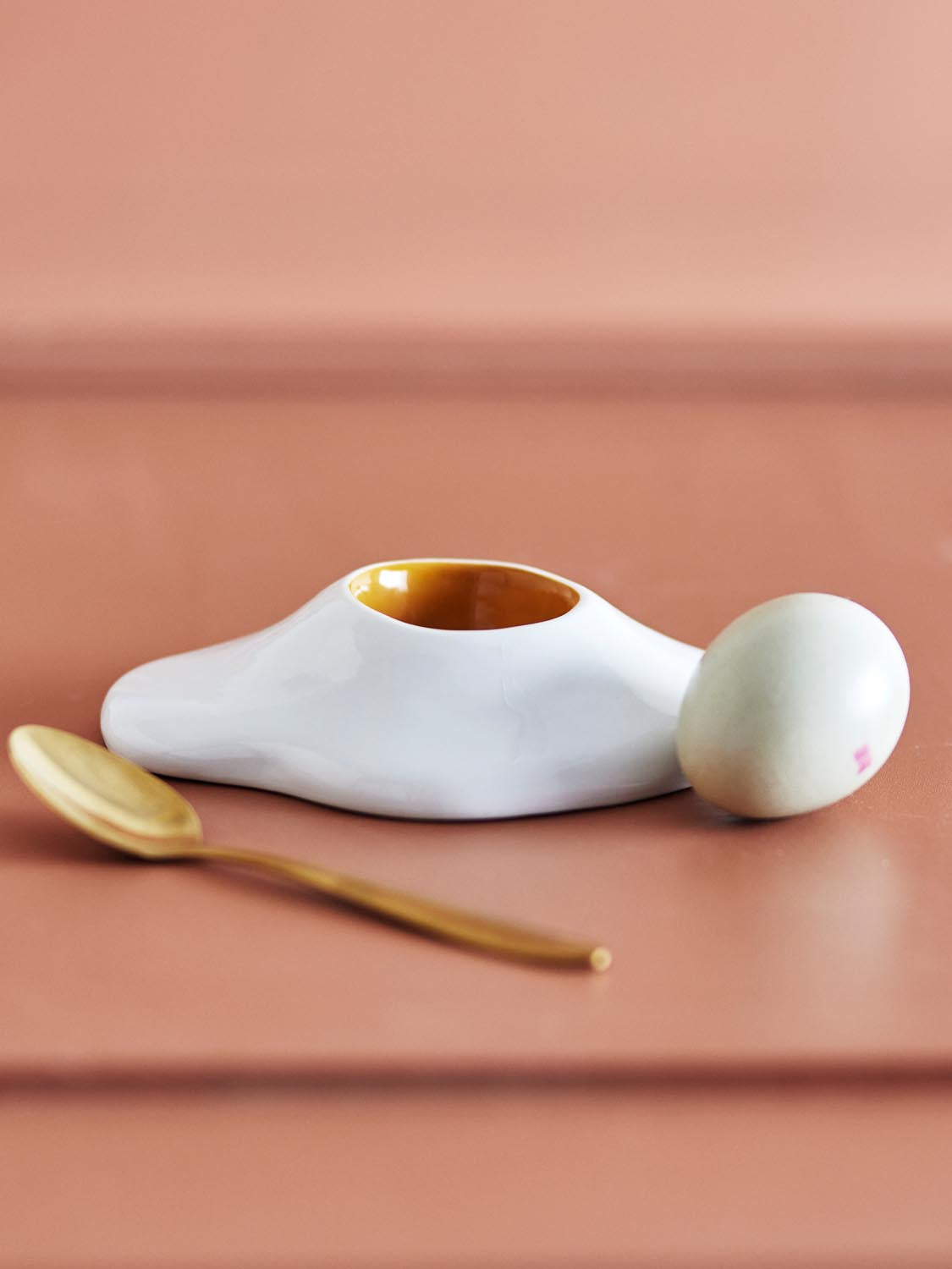 Eggert Eierbecher, Weiß, Steingut in White präsentiert im Onlineshop von KAQTU Design AG. Käsezubehör ist von Bloomingville