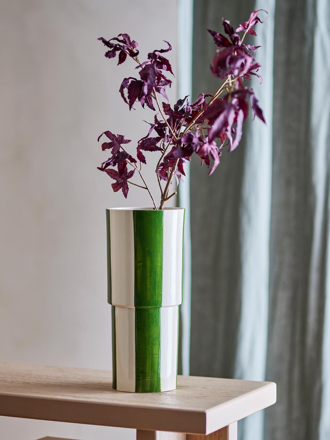 Floki Vase, Grün, Steingut in Green präsentiert im Onlineshop von KAQTU Design AG. Vase ist von Bloomingville