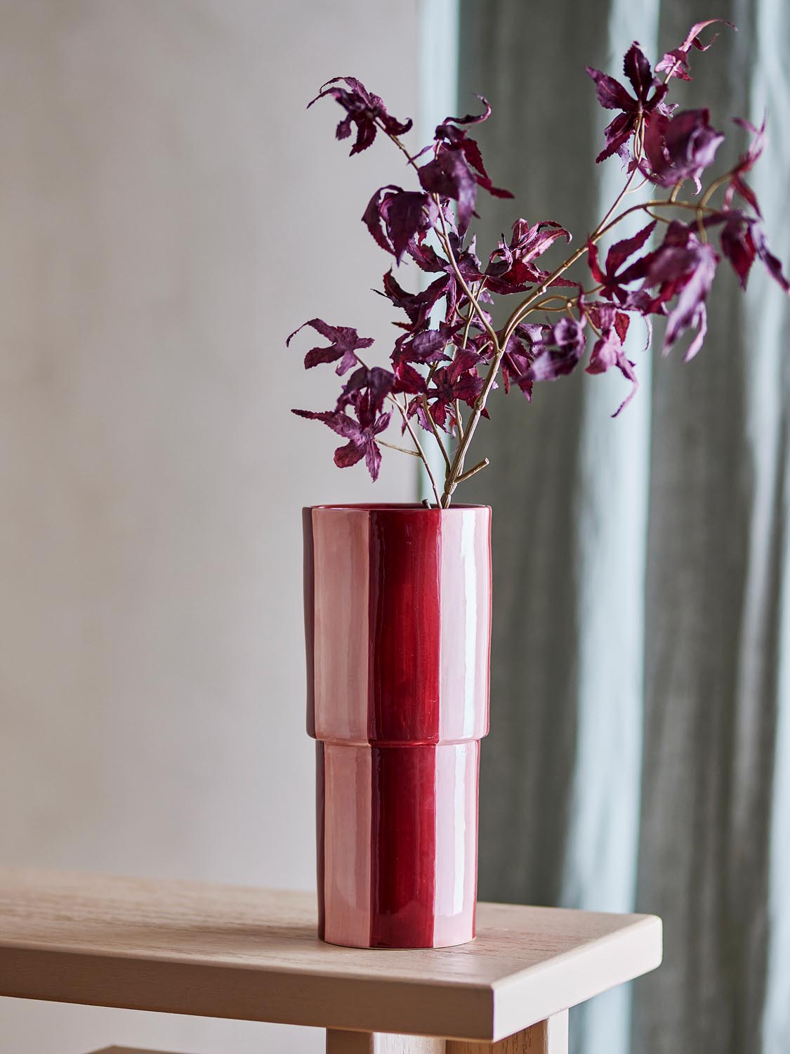 Floki Vase, Rot, Steingut in Red präsentiert im Onlineshop von KAQTU Design AG. Vase ist von Bloomingville