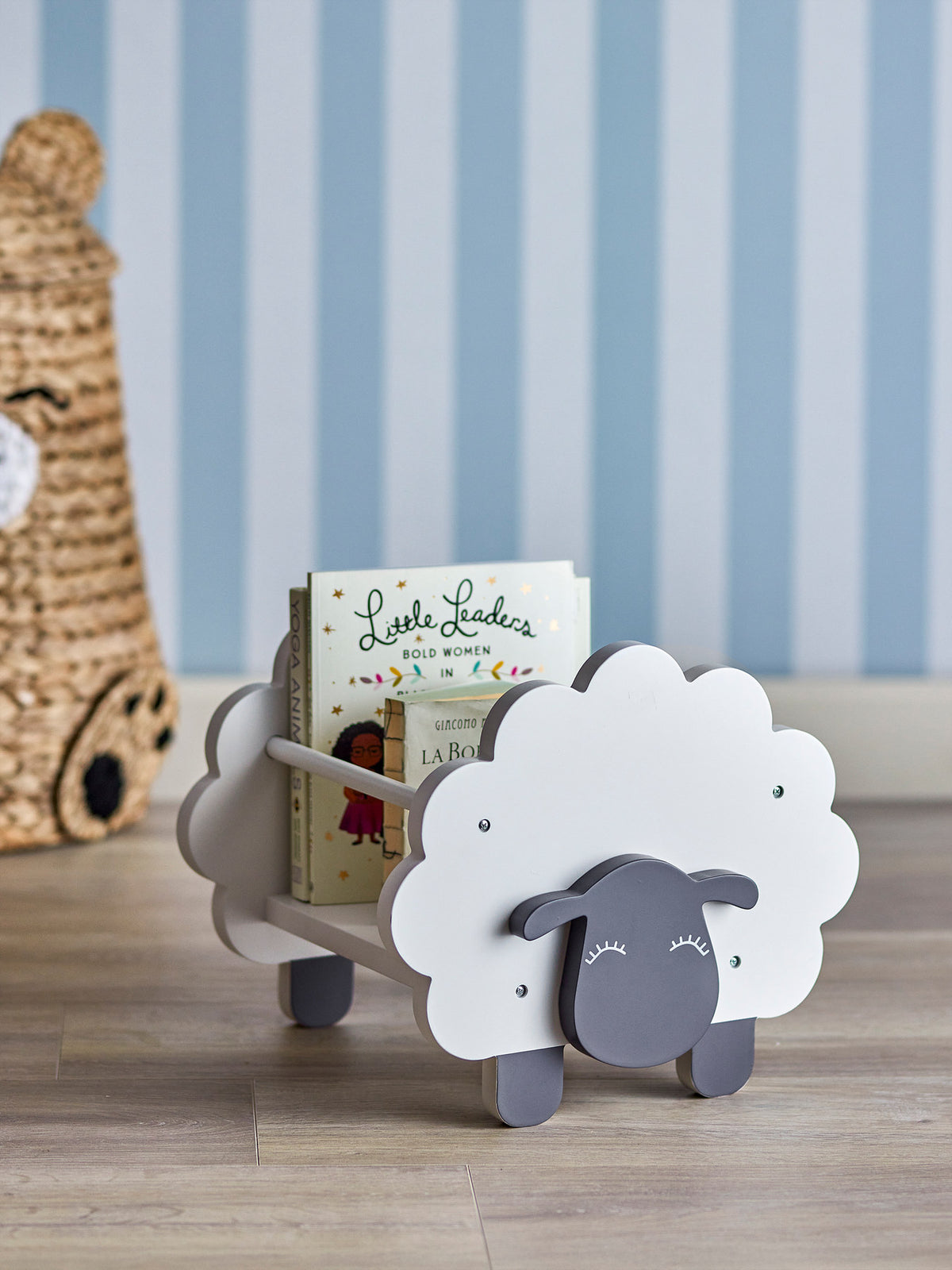 Dolly Bücherständer, Weiss, FSC®100%, MDF in White präsentiert im Onlineshop von KAQTU Design AG. Bücherregal ist von Bloomingville Mini