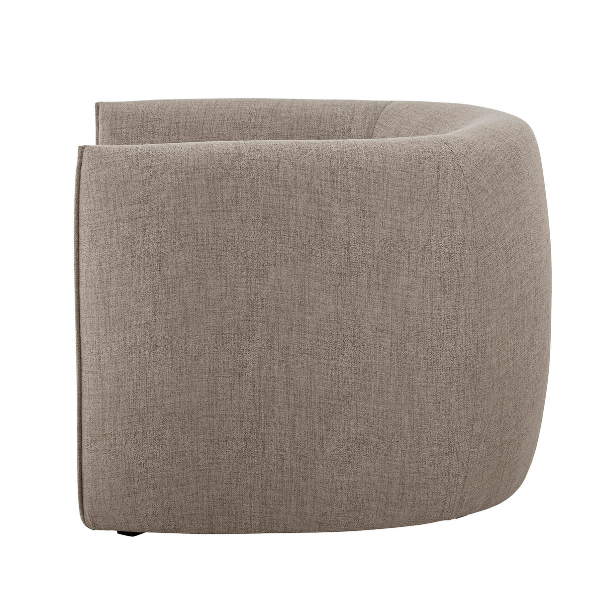 Bacio Loungesessel von Bloomingville in Beige, Bezug aus recyceltem Polyester, Gestell aus Kiefernholz und Metall, Beine in Natur, Boho-Chic-Design.
