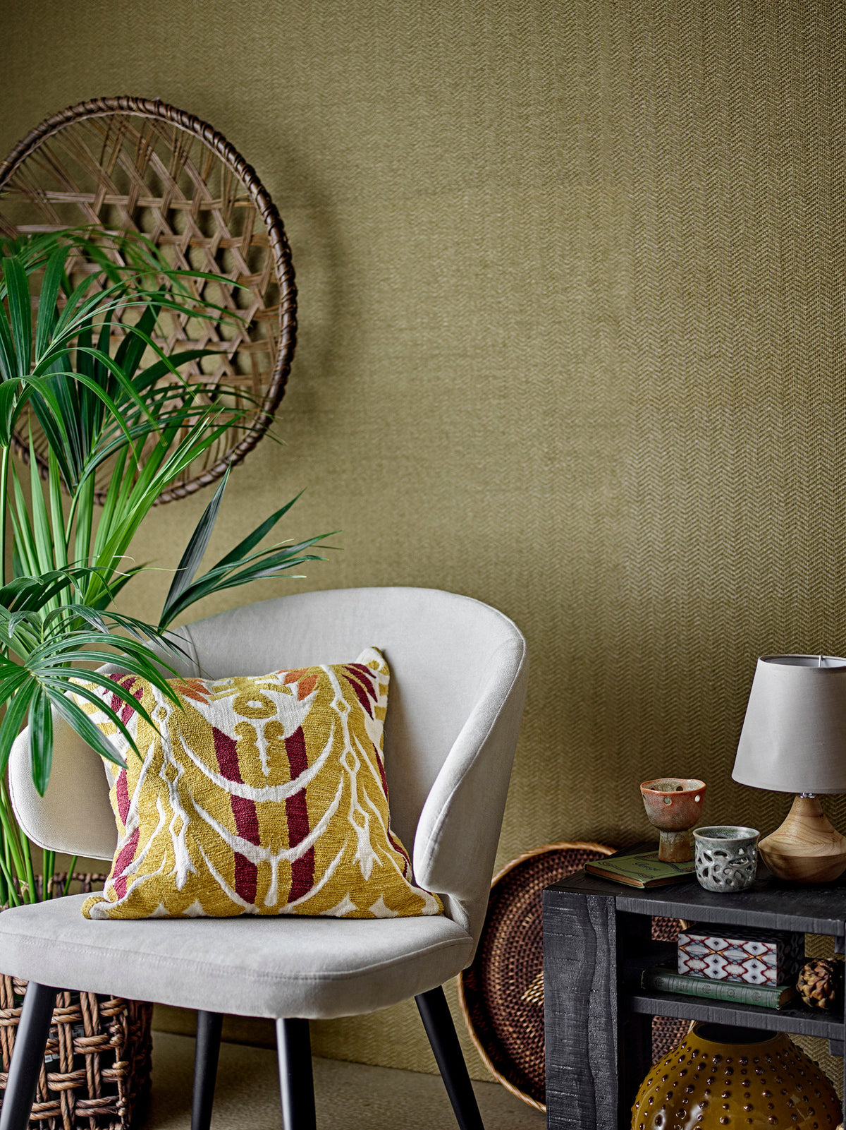 Loon Loungesessel in Beige von Creative Collection mit gepolstertem Polyesterbezug, geschwungener Rückenlehne und schwarzen Metallbeinen im Boho Chic Stil.