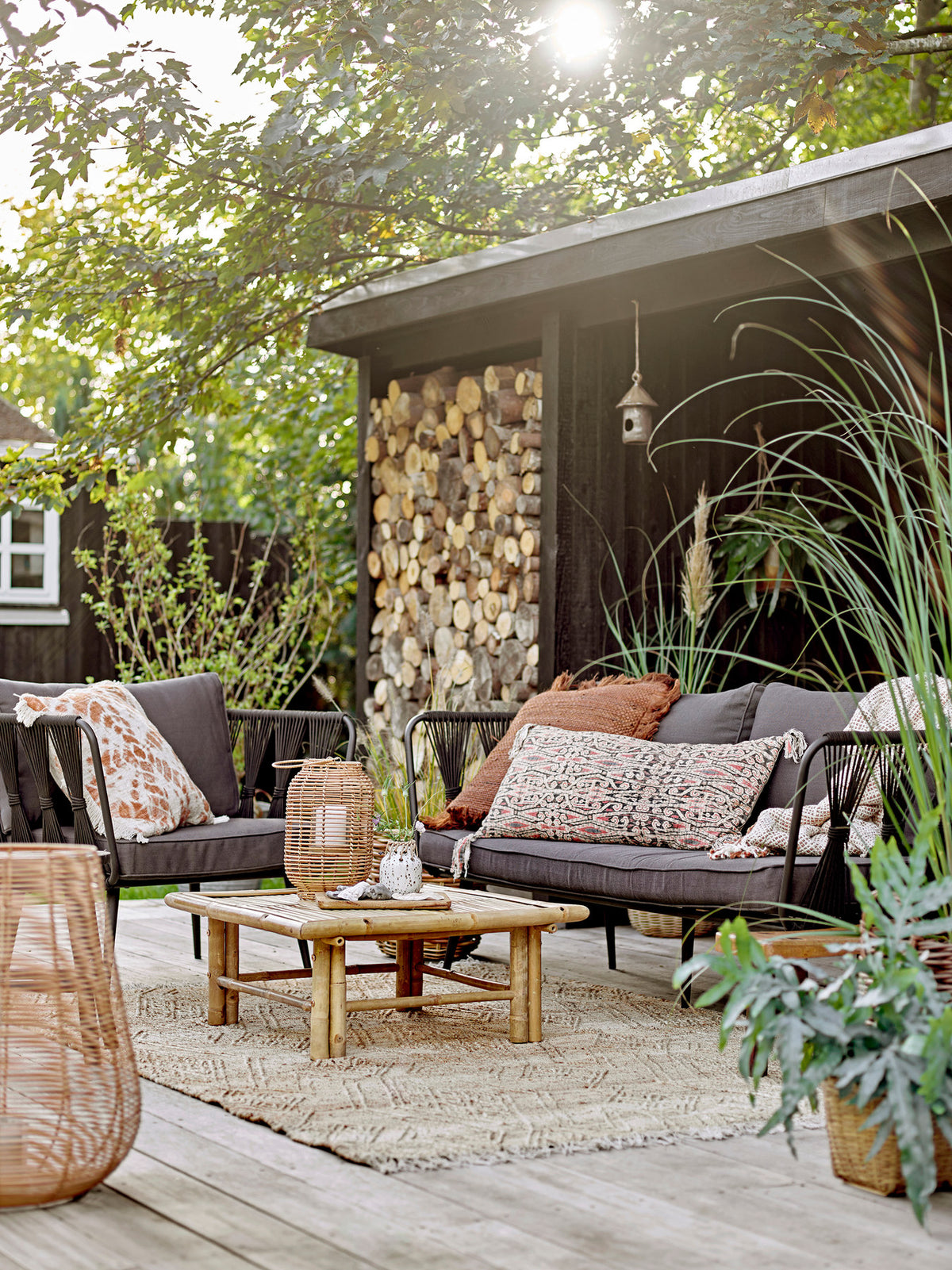 Pavone Loungesessel, Schwarz, Metall in Black präsentiert im Onlineshop von KAQTU Design AG. Outdoor-Sessel mit Armlehnen ist von Bloomingville