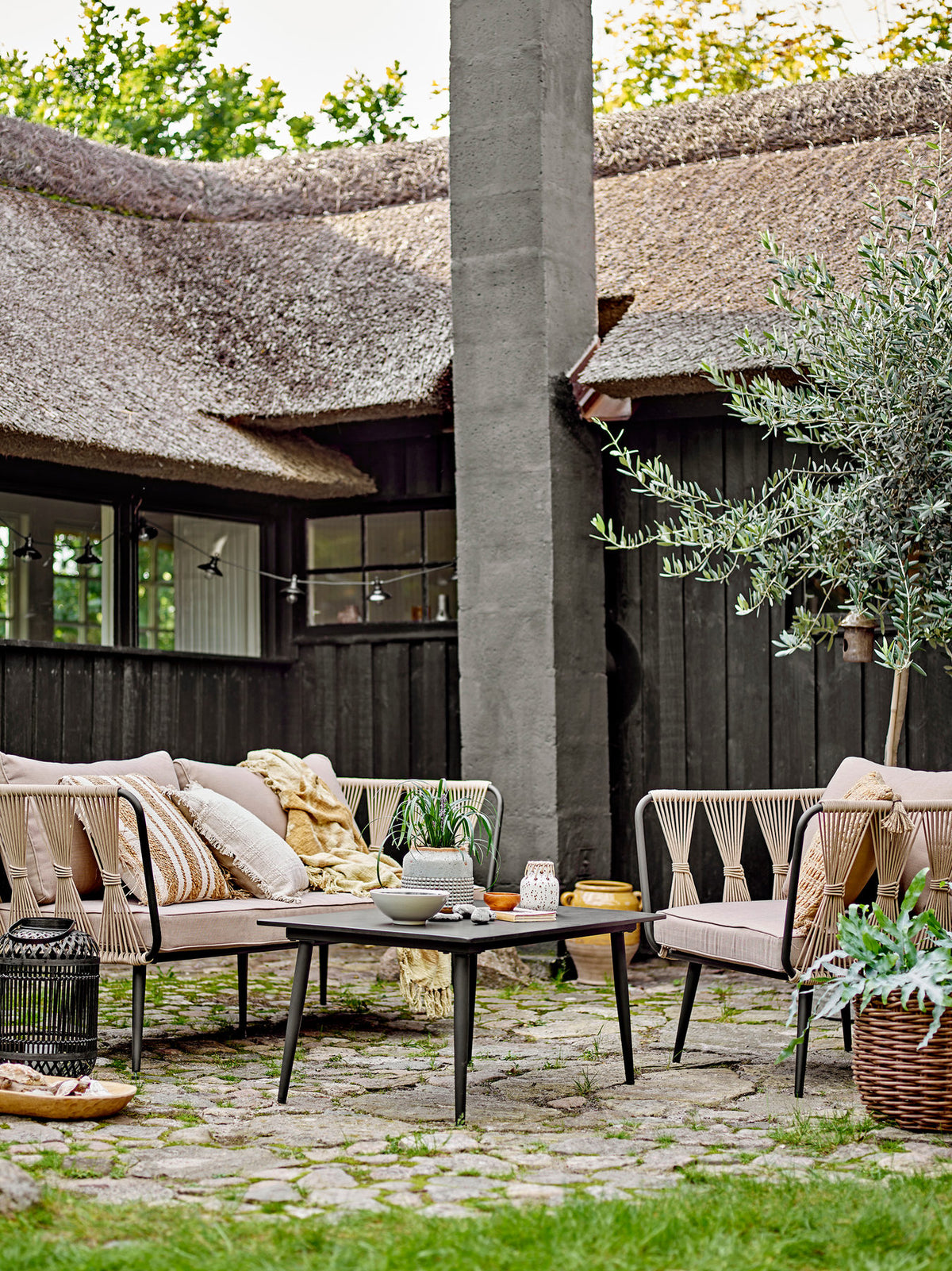 Pavone Loungesessel, Braun, Metall in Brown präsentiert im Onlineshop von KAQTU Design AG. Outdoor-Sessel mit Armlehnen ist von Bloomingville