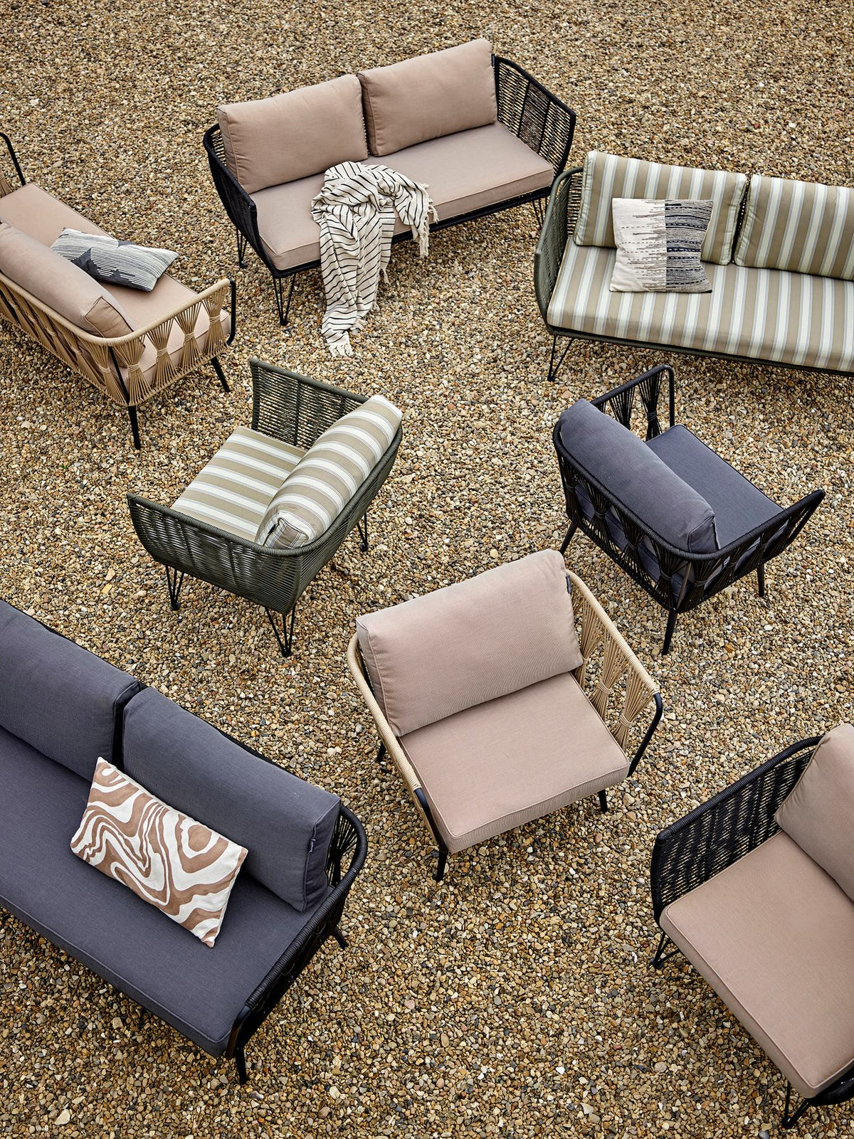 Pavone Sofa, Braun, Metall in Brown präsentiert im Onlineshop von KAQTU Design AG. 2er Sofa ist von Bloomingville