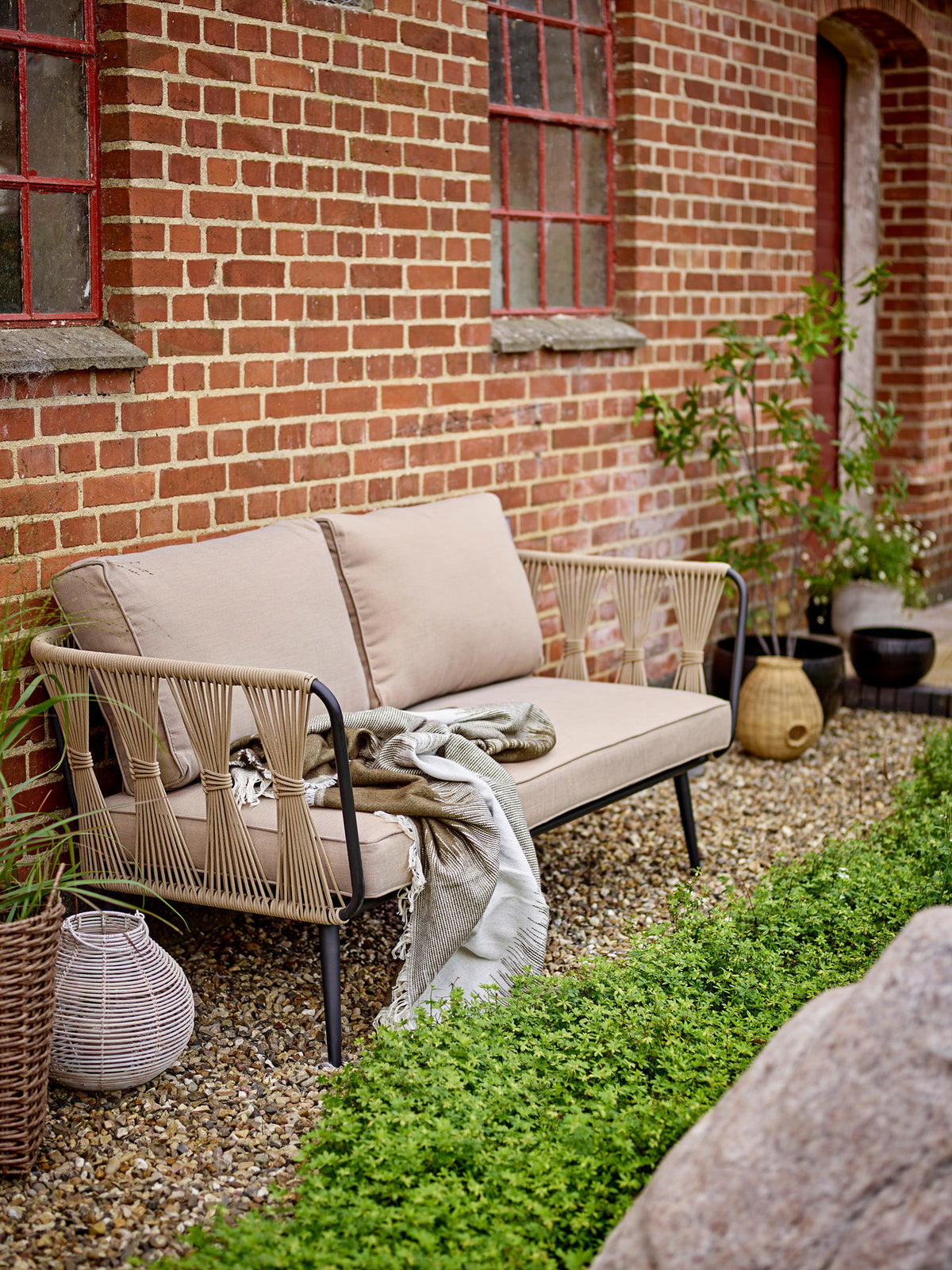 Pavone Sofa, Braun, Metall in Brown präsentiert im Onlineshop von KAQTU Design AG. 2er Sofa ist von Bloomingville
