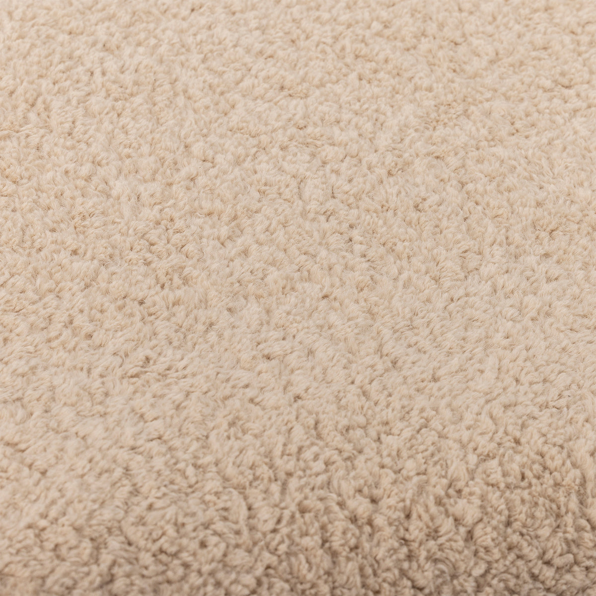 Tagesbett Pione von Bloomingville in Beige mit Polyester-Bezug, braunen Holzbeinen aus Sperrholz, Kiefer und Gummibaum, klare Linienführung