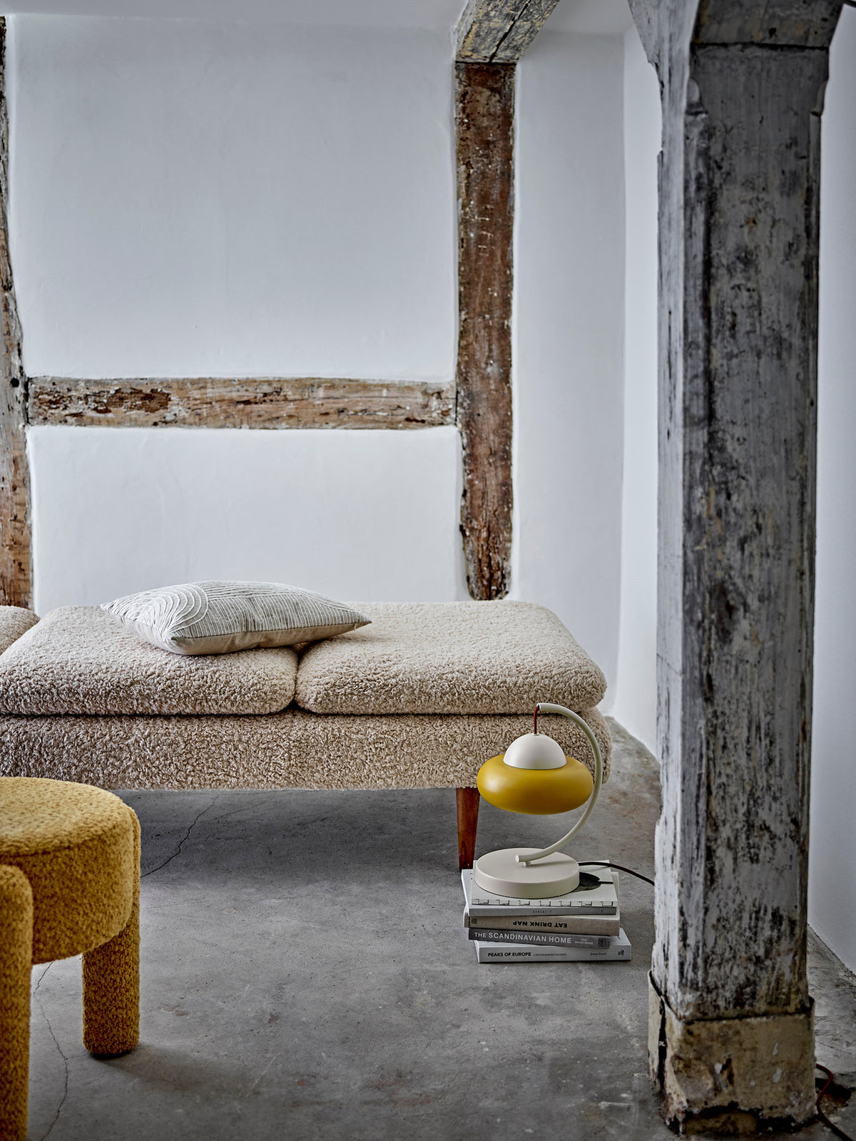 Tagesbett Pione von Bloomingville in Beige mit Polyester-Bezug, braunen Holzbeinen aus Sperrholz, Kiefer und Gummibaum, klare Linienführung