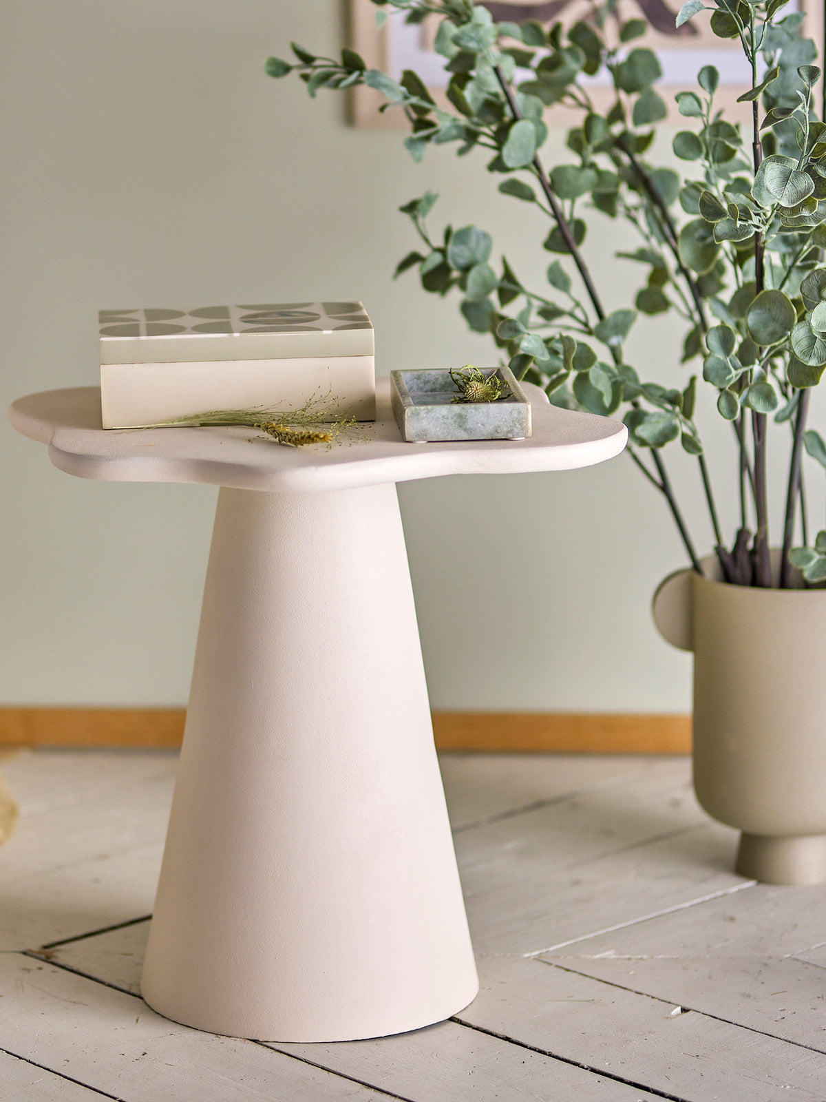 Beistelltisch Soller in Beige von Bloomingville, Gestell aus Aluminium mit organischer Form, Tischplatte aus MDF, Beine in Natur.