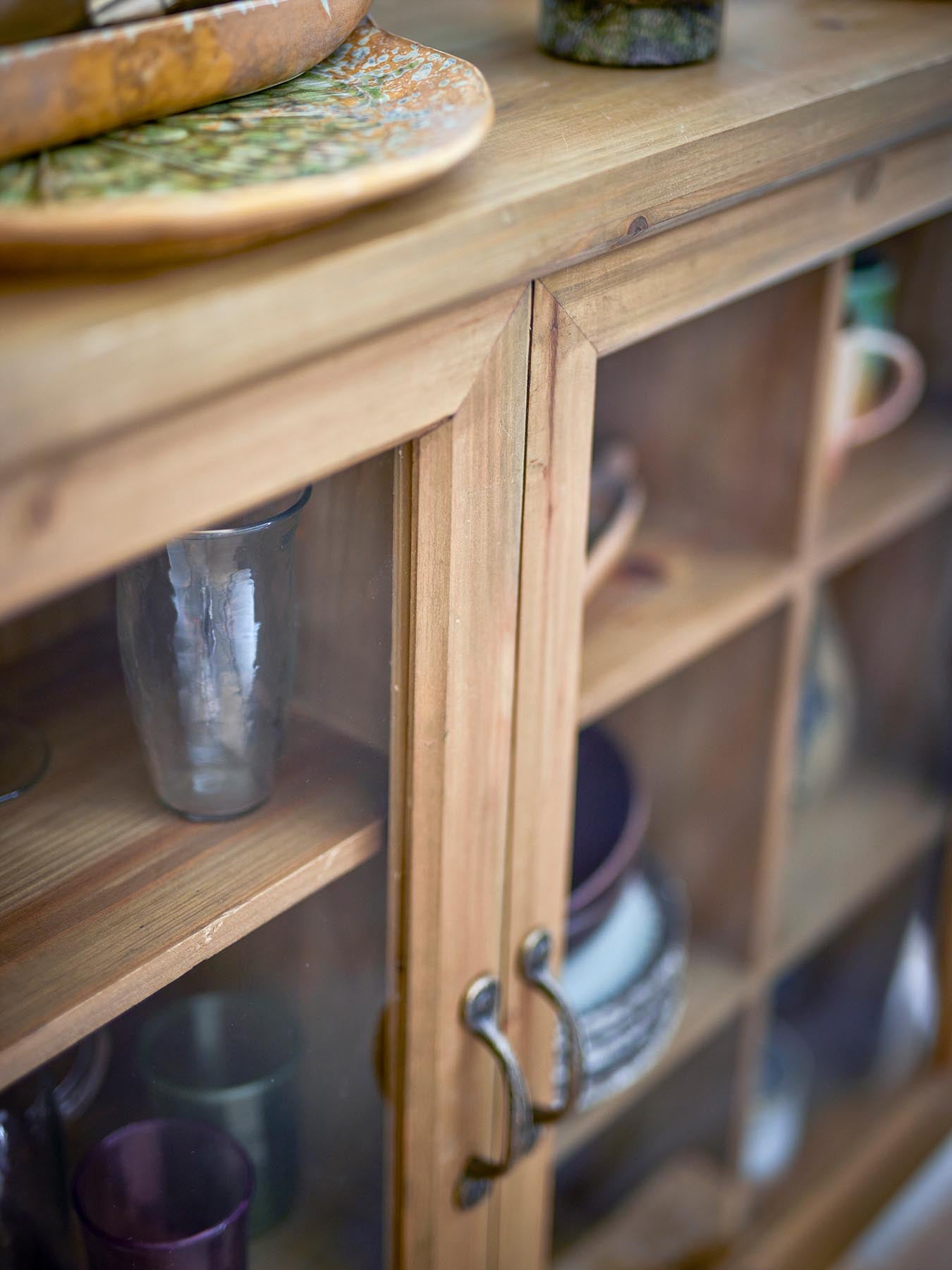 Verleihen Sie Ihrem Zuhause mit dem Ruthie Kabinett aus hochwertigem Tannenholz von Bloomingville rustikalen Charme und stilvolle Aufbewahrung.