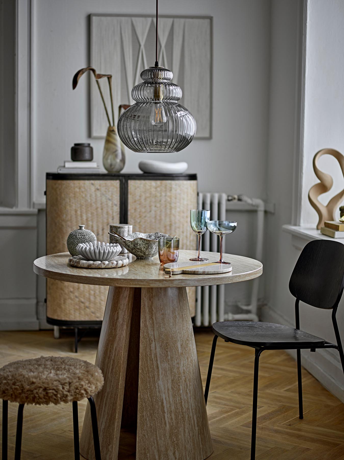 Entdecken Sie den Linard Hocker von Bloomingville in elegantem Braun. Weiche Polyester-Sitzfläche und stabile Metallbeine vereinen Stil und Funktionalität.