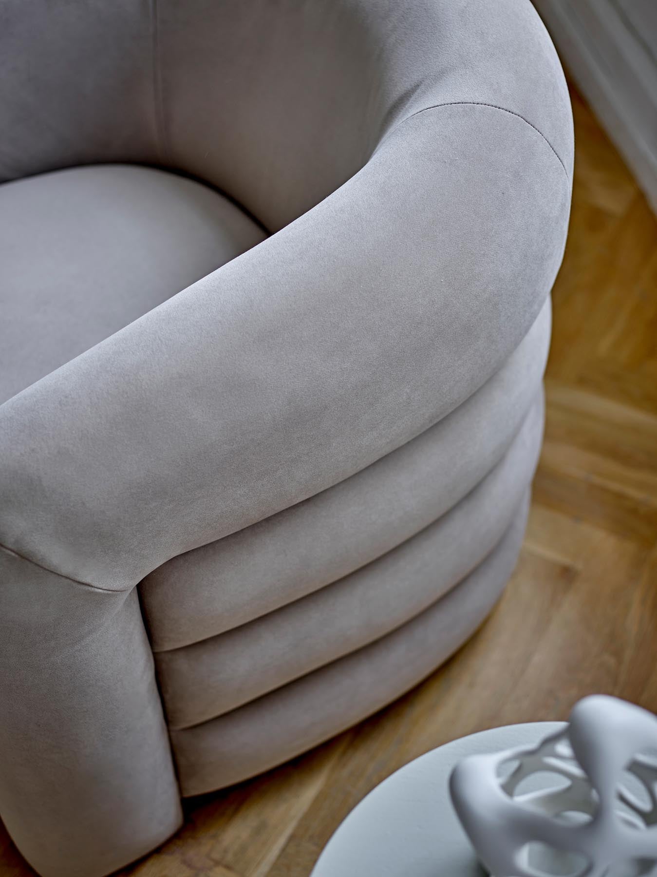 Erleben Sie den Joel Loungesessel von Bloomingville in edlem Grau. Dieser Sessel vereint luxuriösen Komfort mit zeitloser Eleganz für Ihr Zuhause.