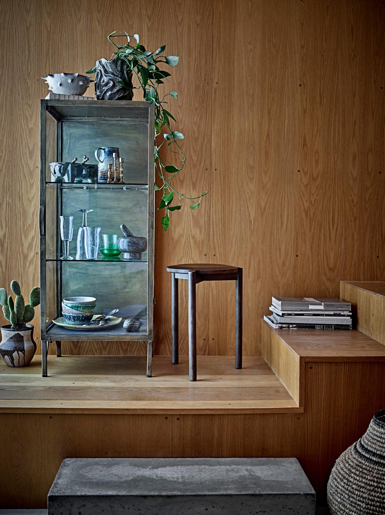 Entdecken Sie das stilvolle Saone Kabinett von Bloomingville. Elegantes Messing und gehärtetes Glas vereinen sich in diesem modernen Möbelstück.