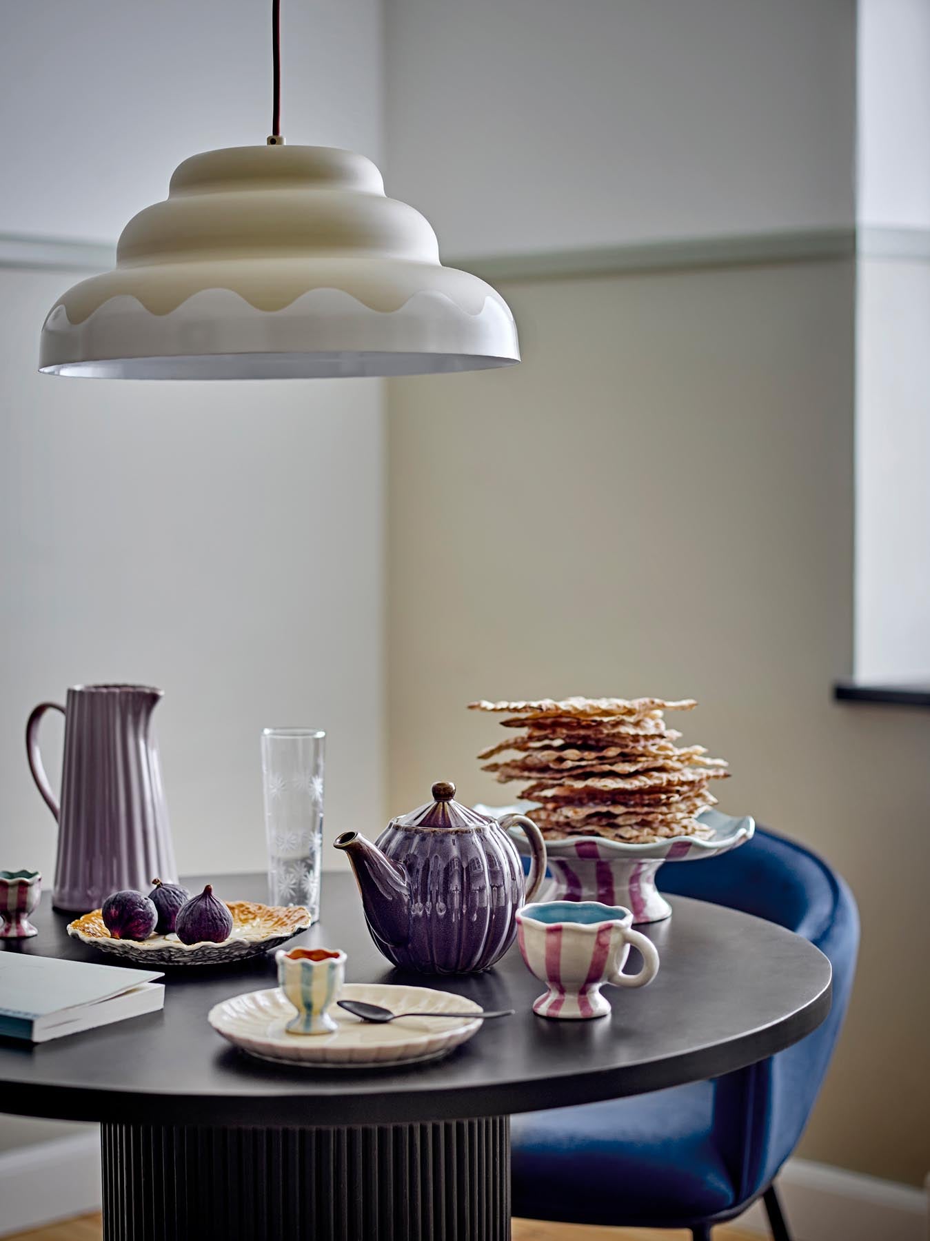 Entdecken Sie den Porto Esstisch von Bloomingville: Stilvolles, FSC-zertifiziertes Mangoholz in elegantem Schwarz für gesellige Momente.