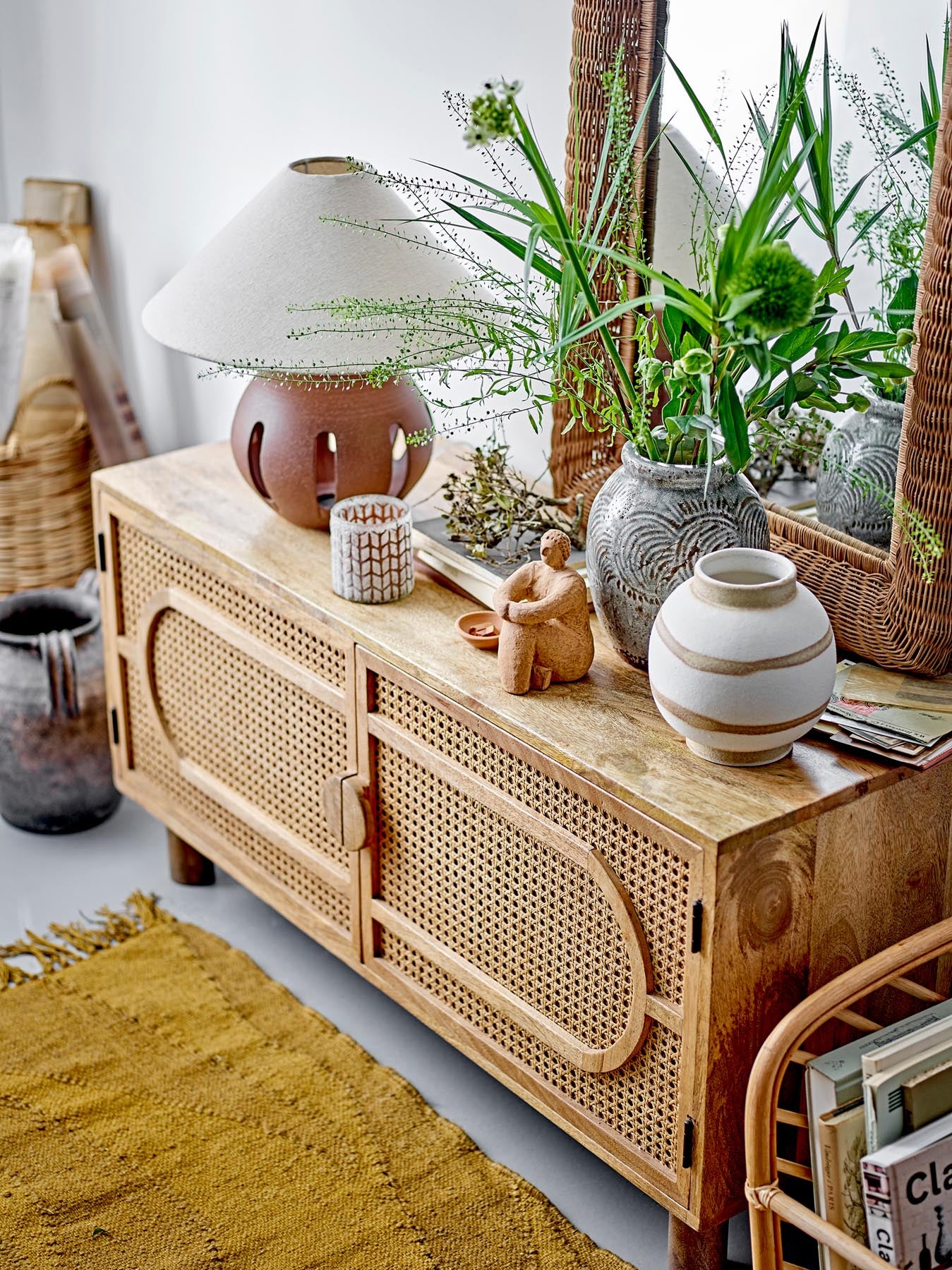 Entdecken Sie das elegante Pablo Kabinett aus FSC-zertifiziertem Mangoholz von Bloomingville. Stilvolles Design trifft auf nachhaltige Funktionalität.