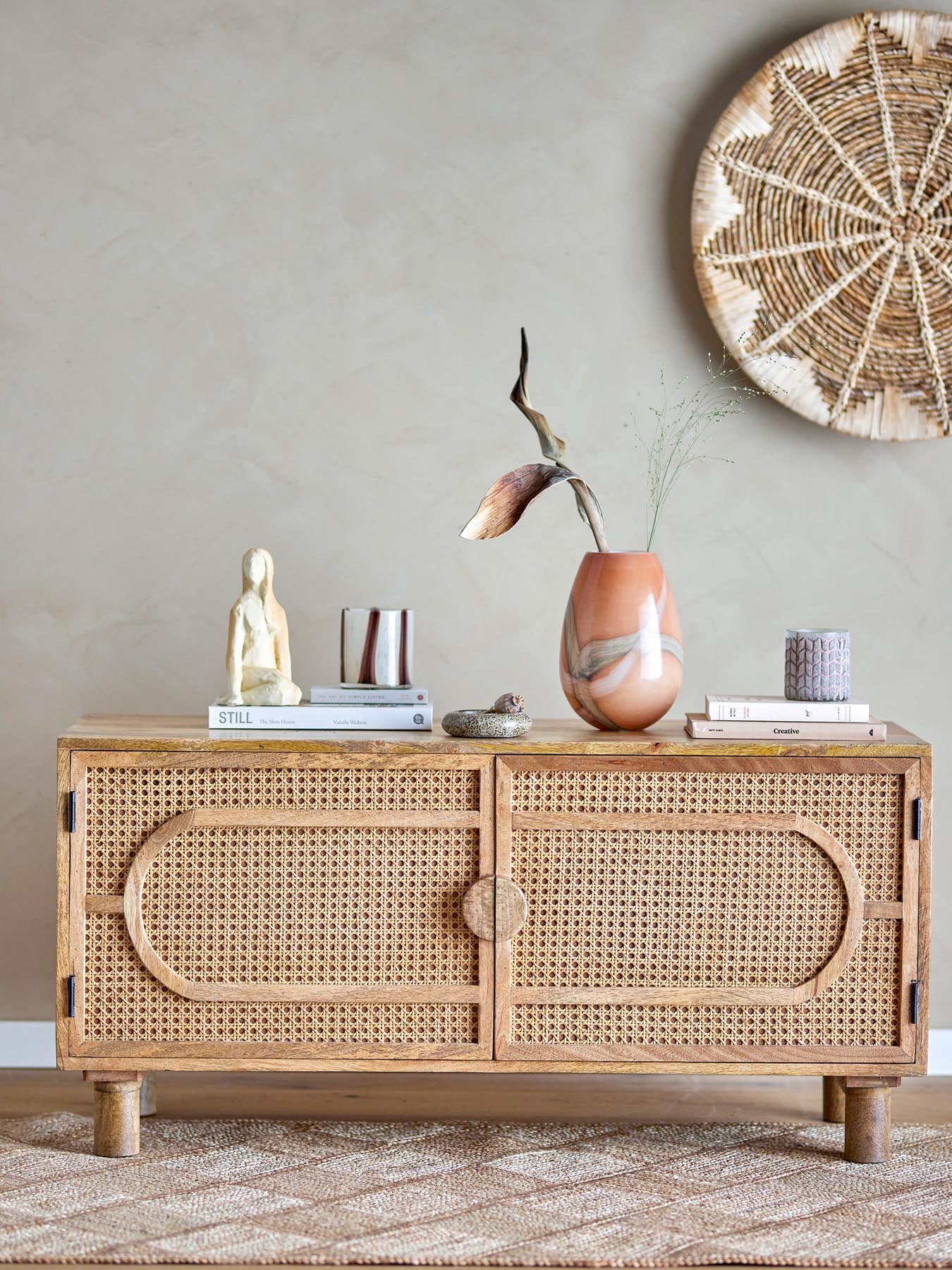 Verleihen Sie Ihrem Zuhause mit dem Pablo Kabinett von Bloomingville einen Hauch von Eleganz. Nachhaltig aus FSC-zertifiziertem Mangoholz gefertigt, bietet es stilvolle Aufbewahrung.