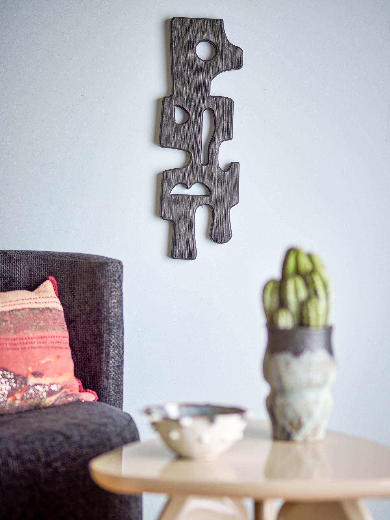 Verleihen Sie Ihren Wänden mit der Sare Wanddekoration von Bloomingville einen modernen Akzent. Aus schwarzem MDF gefertigt, beeindruckt sie durch organische Formen und stilvolles Design.