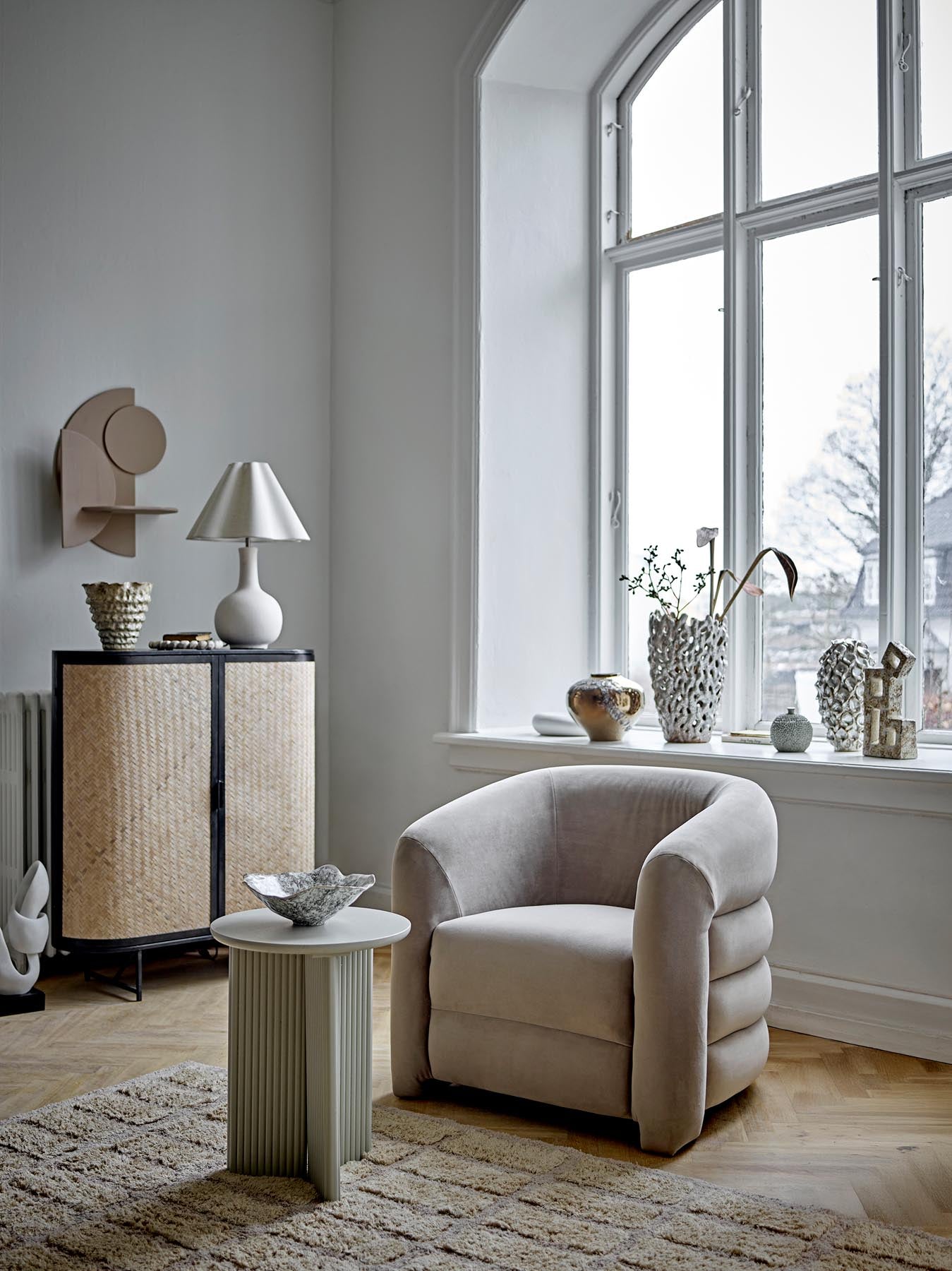 Entdecken Sie das stilvolle Ember Kabinett von Bloomingville – ein elegantes Möbelstück aus Metall und Weidengeflecht für Ihr Zuhause.