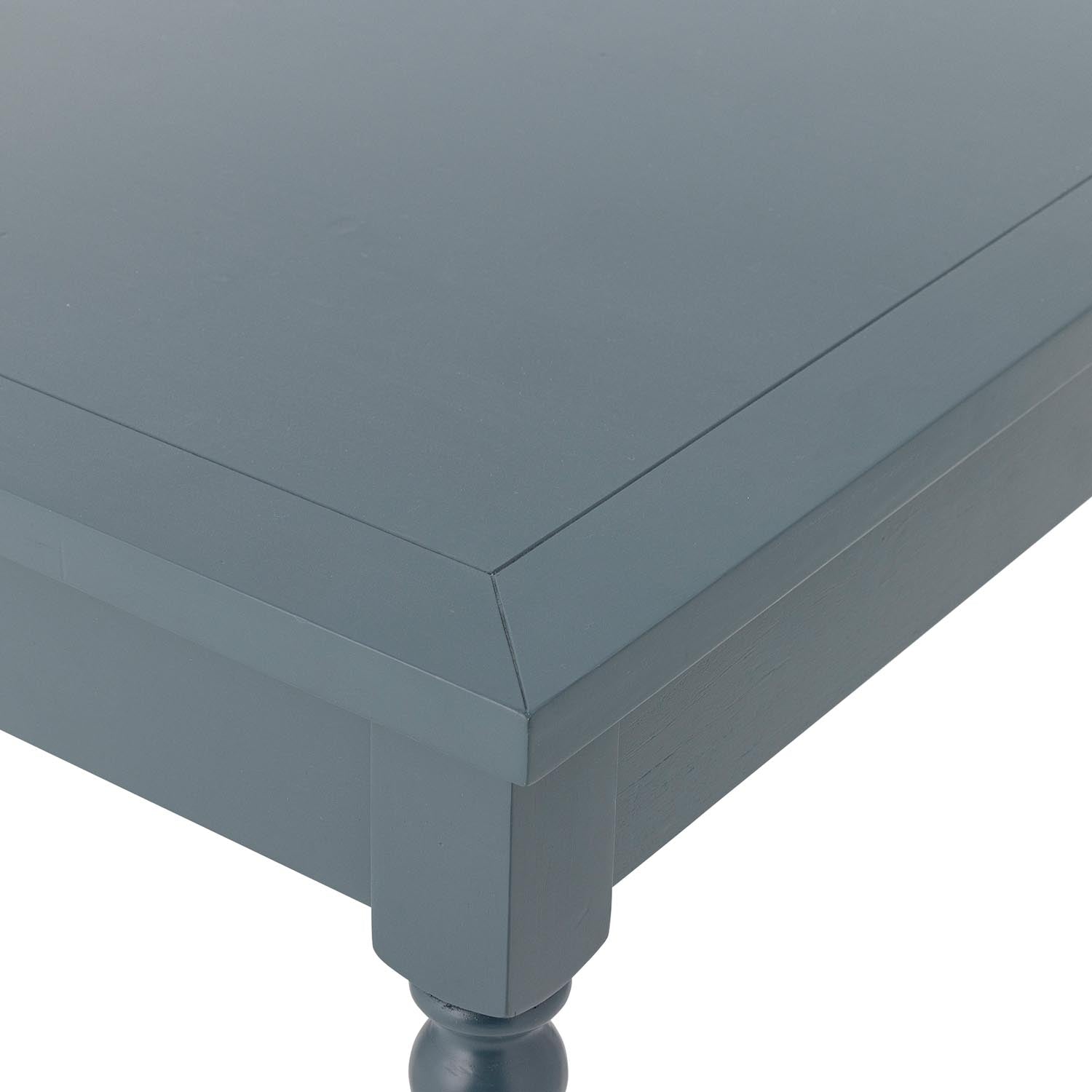 Der Bassy Esstisch in stilvollem Blau aus hochwertigem Tannenholz ist die perfekte Lösung für kompakte Räume. Er vereint modernes Design mit praktischer Funktionalität.