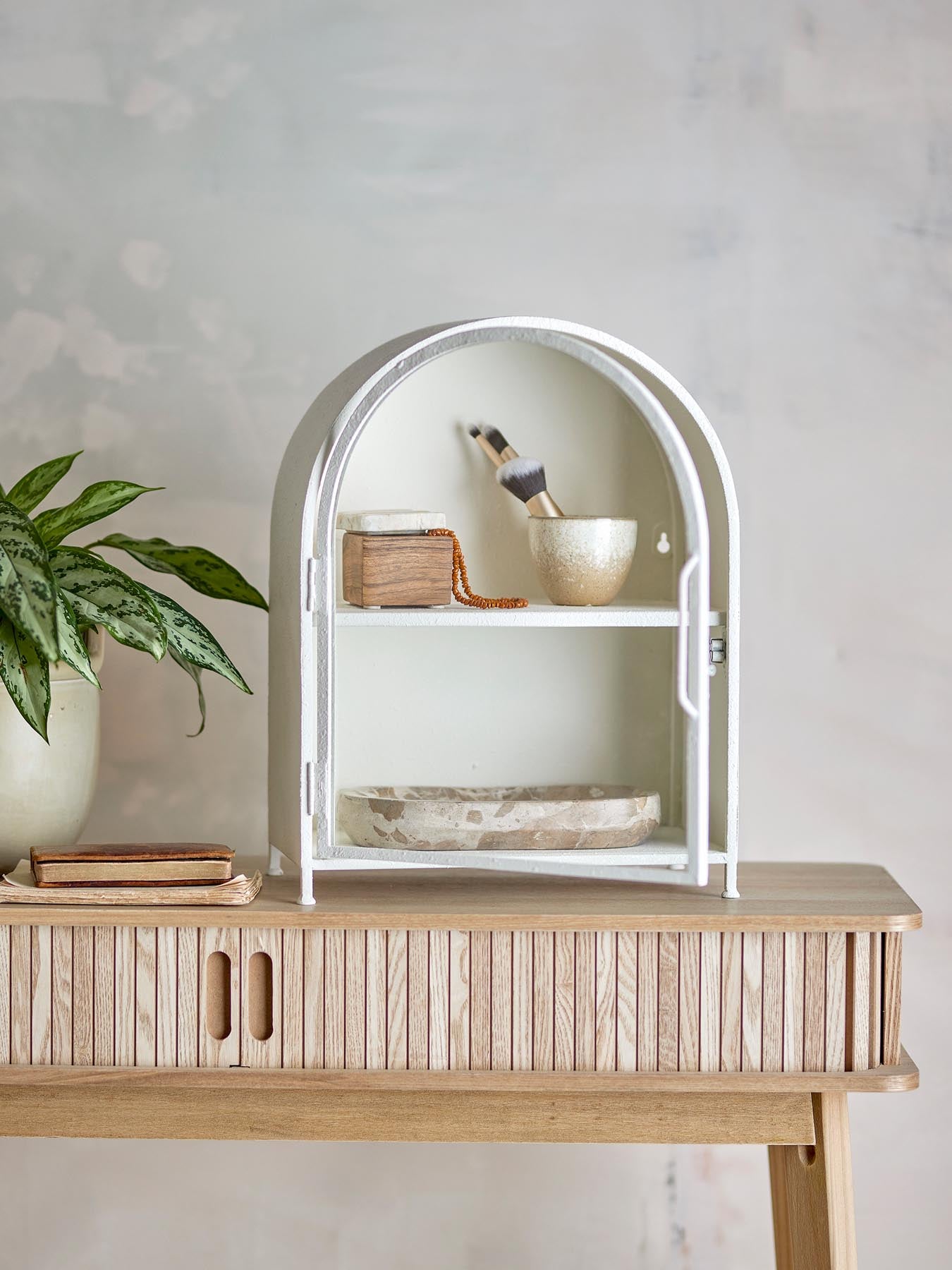 Entdecken Sie das elegante Soria Kabinett von Bloomingville. Weiß lackiertes Metall, vielseitig einsetzbar und stilvoll für jedes Zuhause.