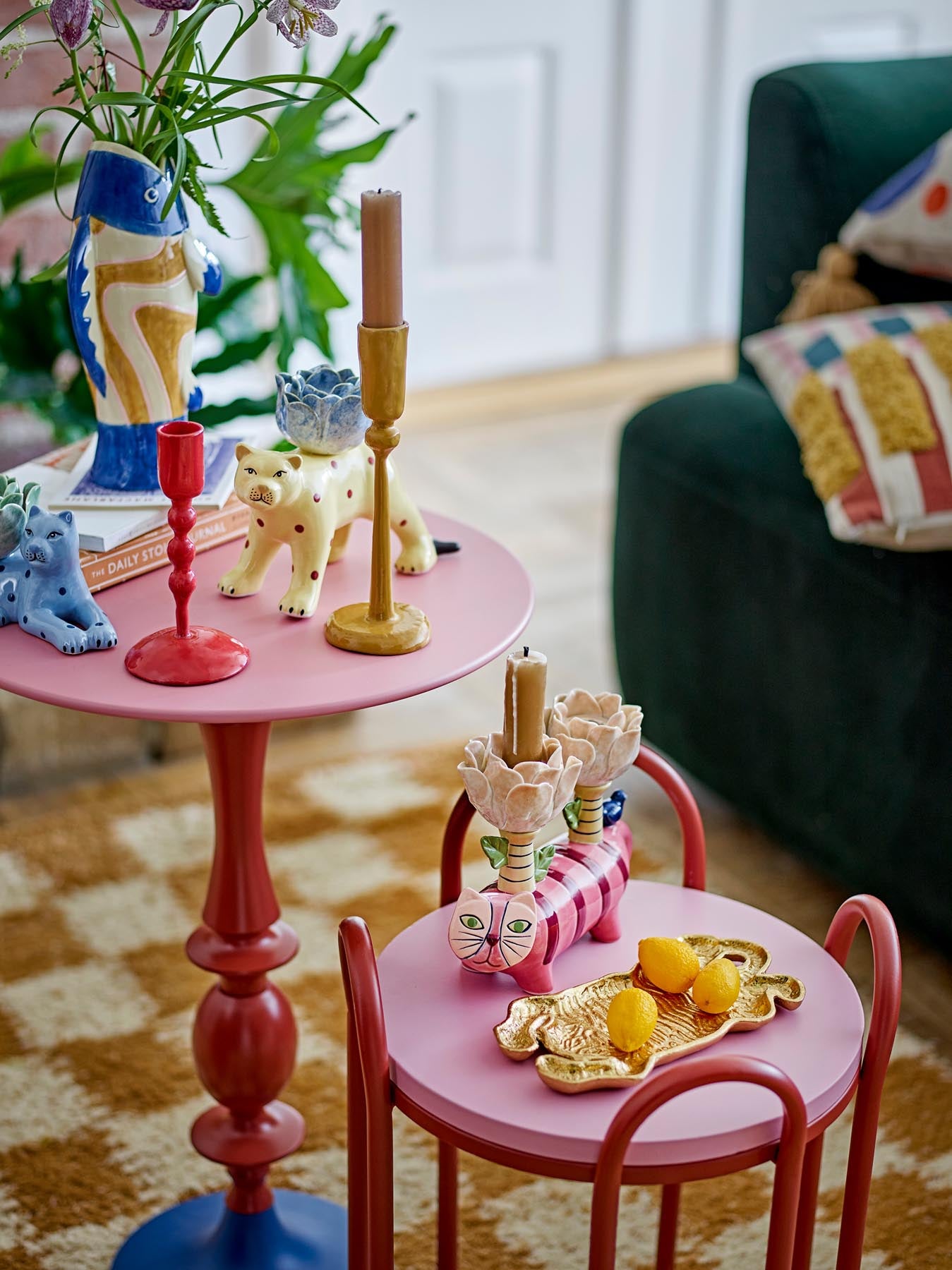 Verleihen Sie Ihrem Zuhause mit dem Whimsica Beistelltisch von Bloomingville in strahlendem Rot einen Hauch von modernem Flair und verspieltem Design.