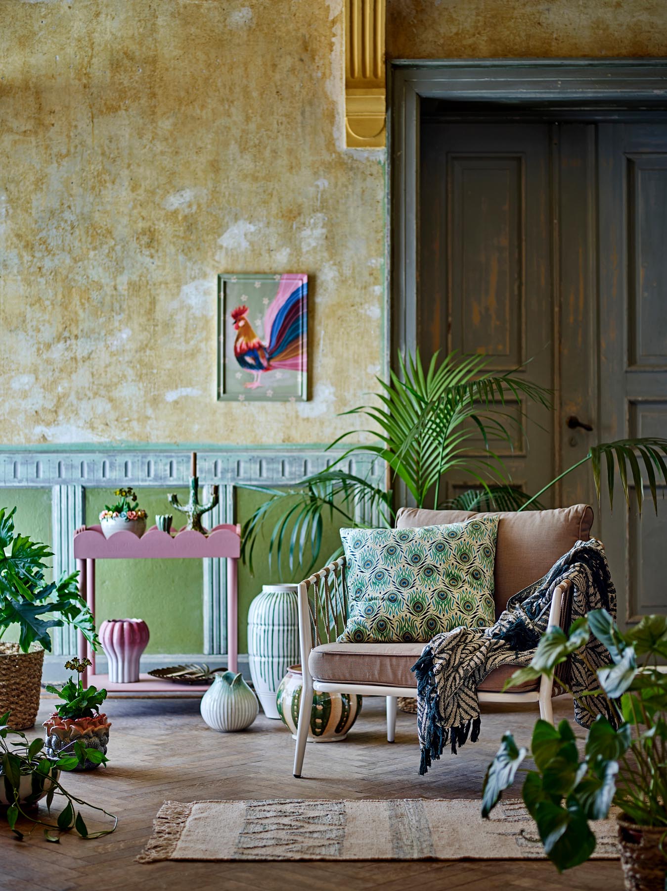 Entdecken Sie den eleganten Isola Beistelltisch in zartem Rosa aus Kiefernholz. Ideal für stilvolle Akzente und praktischen Stauraum in jedem Raum.