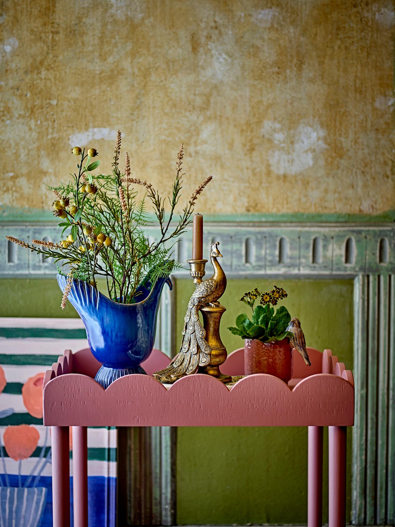 Entdecken Sie den Isola Beistelltisch in zartem Rosa, gefertigt aus hochwertigem Kiefernholz. Ideal für stilvolle Akzente und praktischen Stauraum.