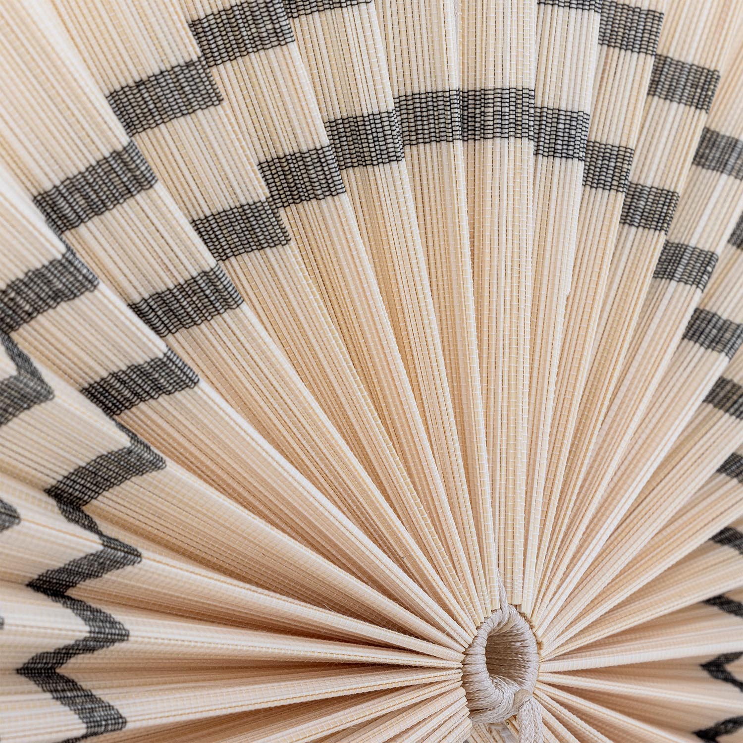 Entdecken Sie die Jaime Wanddekoration aus edlem Bambus von Bloomingville – ein stilvolles Highlight für jeden Raum, das Eleganz und Natur vereint.