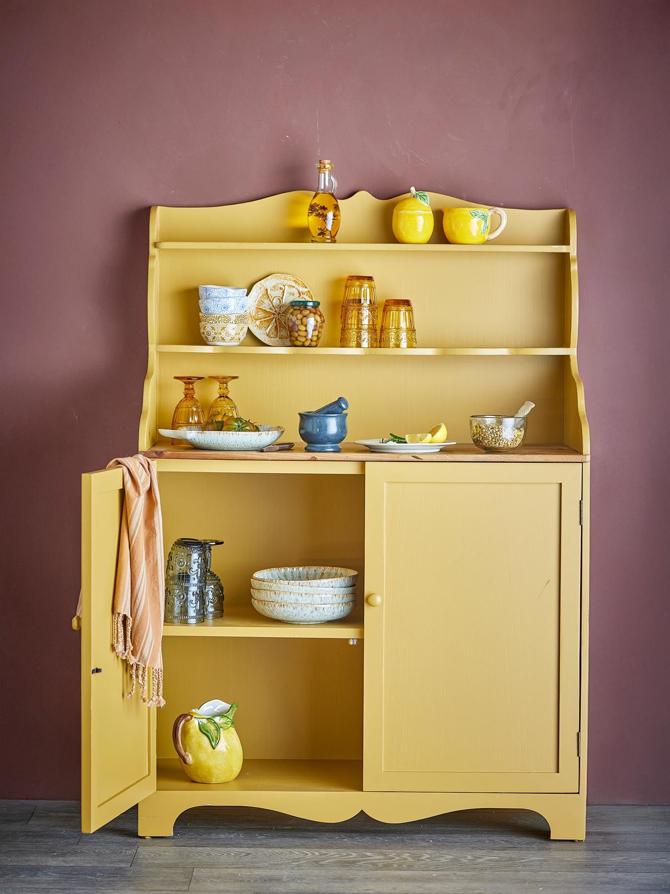 Verleihen Sie Ihrem Zuhause mit dem Libby Kabinett in Gelb von Creative Collection einen Hauch von Vintage-Charme und praktischer Eleganz.