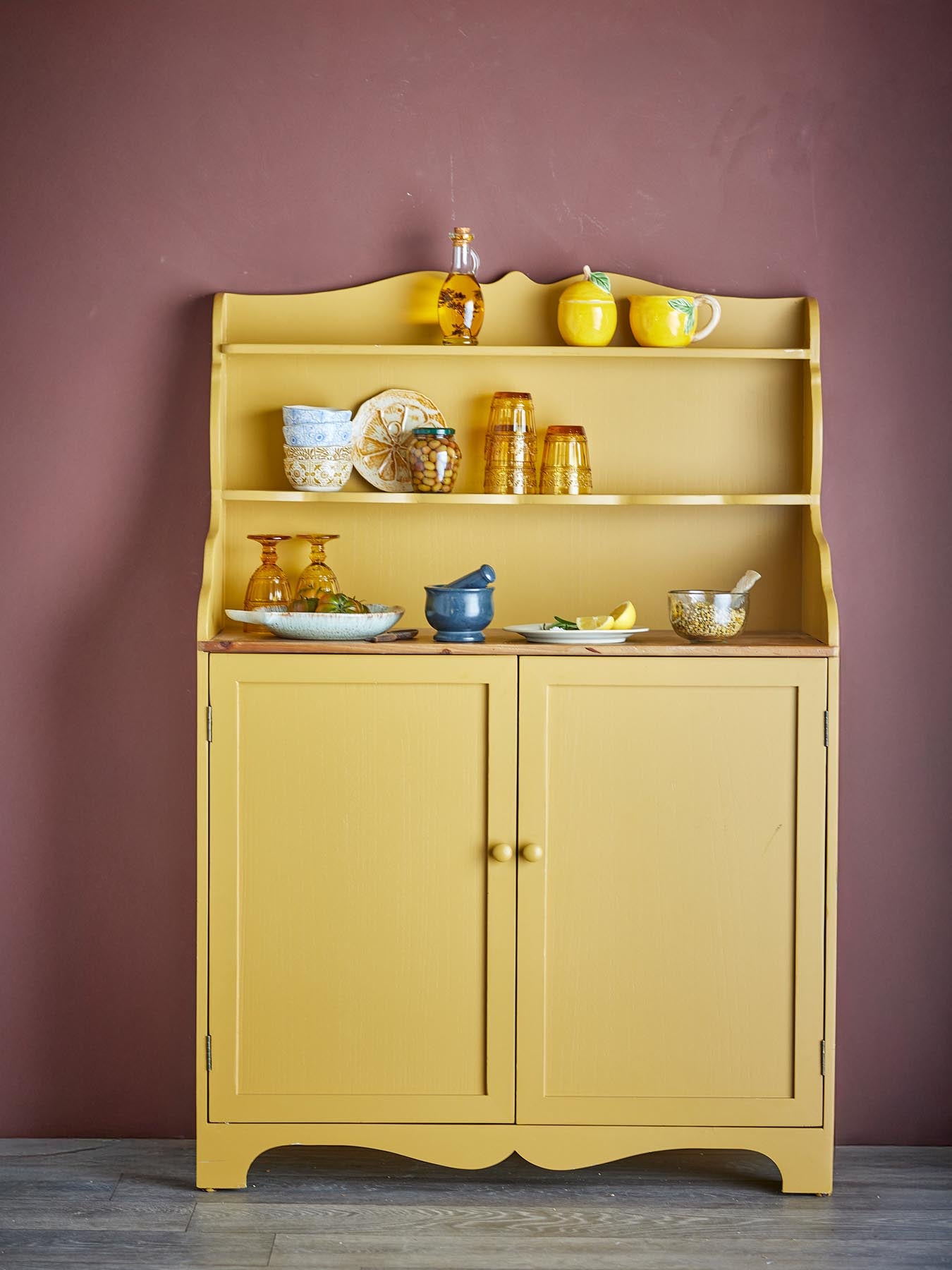 Entdecken Sie das Libby Kabinett in Gelb von Creative Collection – ein stilvolles Möbelstück aus Kiefernholz, das Funktionalität und Vintage-Charme vereint.