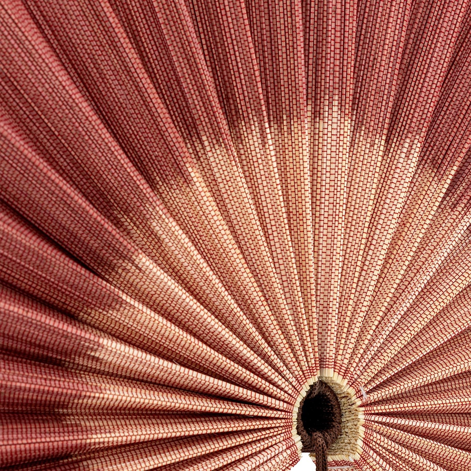 Verleihen Sie Ihrem Raum mit der einzigartigen Jaime Wanddekoration aus hochwertigem Bambus in tiefem Rot von Bloomingville einen Hauch von Eleganz.