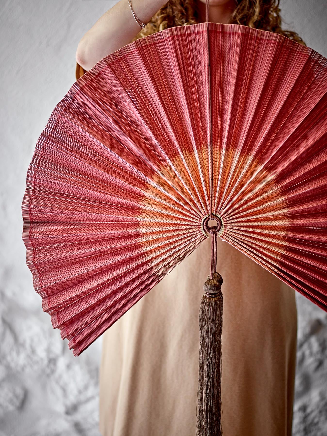 Entdecken Sie die elegante Jaime Wanddekoration aus Bambus in tiefem Rot von Bloomingville. Ein stilvolles Highlight für Ihr Zuhause!