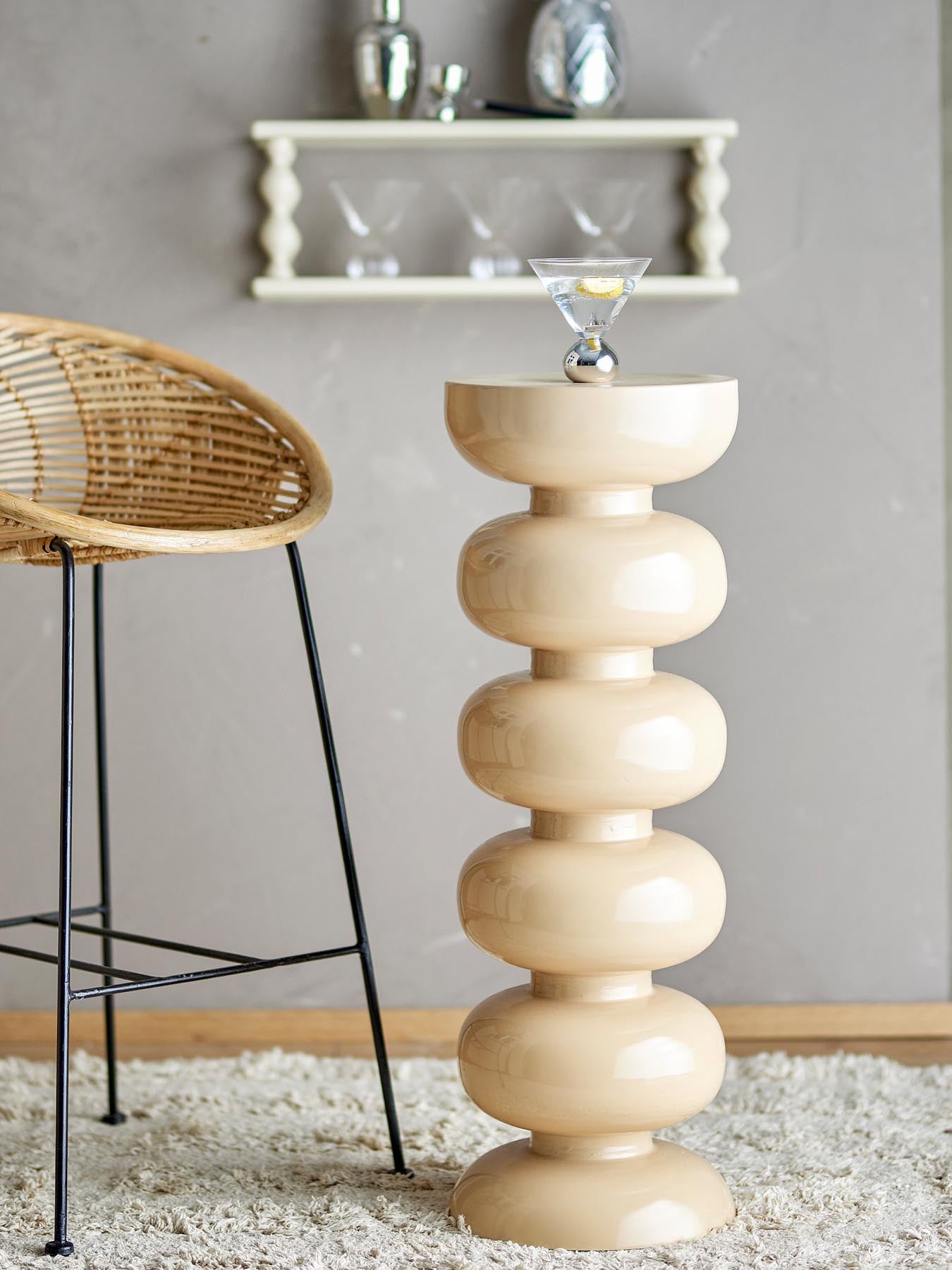 Entdecken Sie den stilvollen Alba Beistelltisch von Bloomingville in elegantem Braun. Hochwertiges Metall und skulpturales Design für Ihr Zuhause.