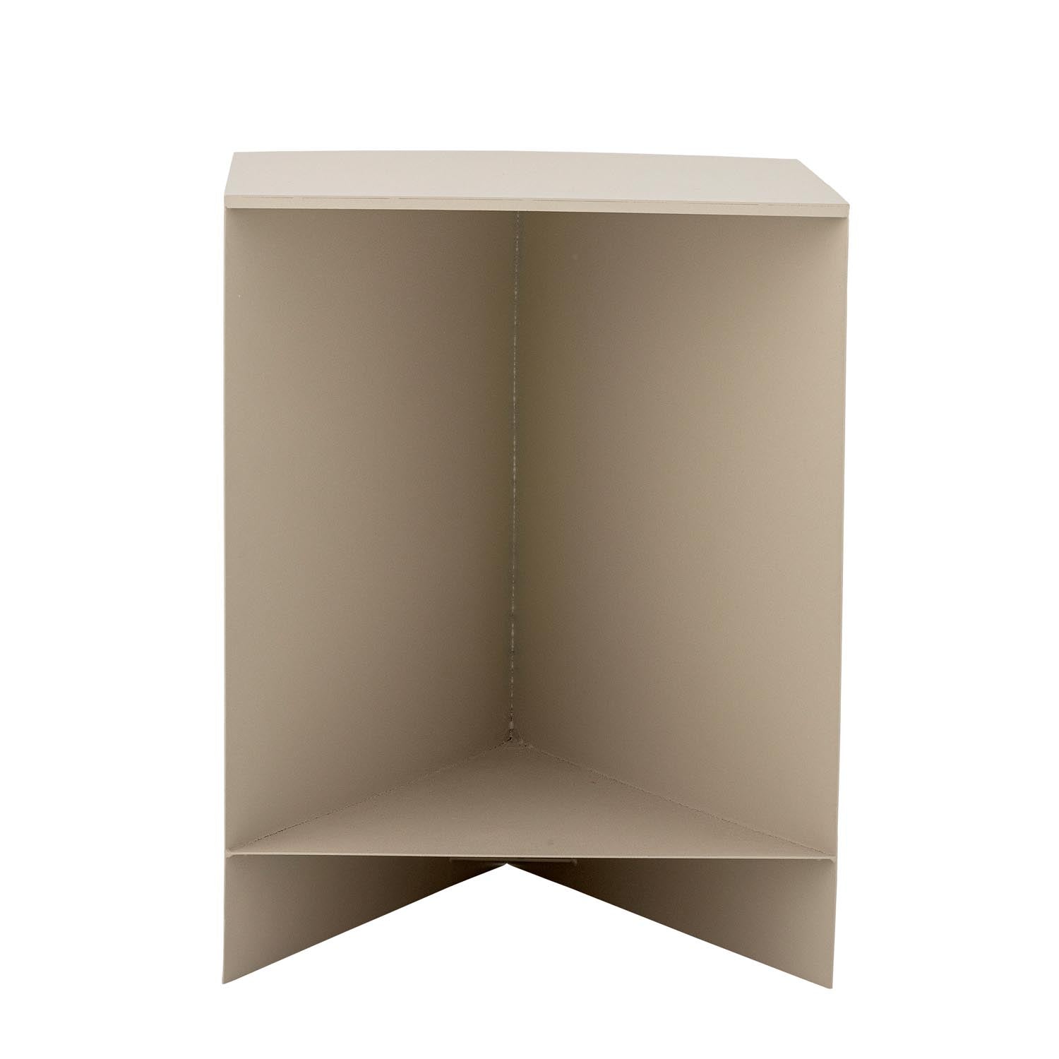 Der Tasha Beistelltisch von Bloomingville vereint modernes Design und Funktionalität. Perfekt für jeden Raum, bietet er zusätzlichen Stauraum und stilvolle Eleganz.