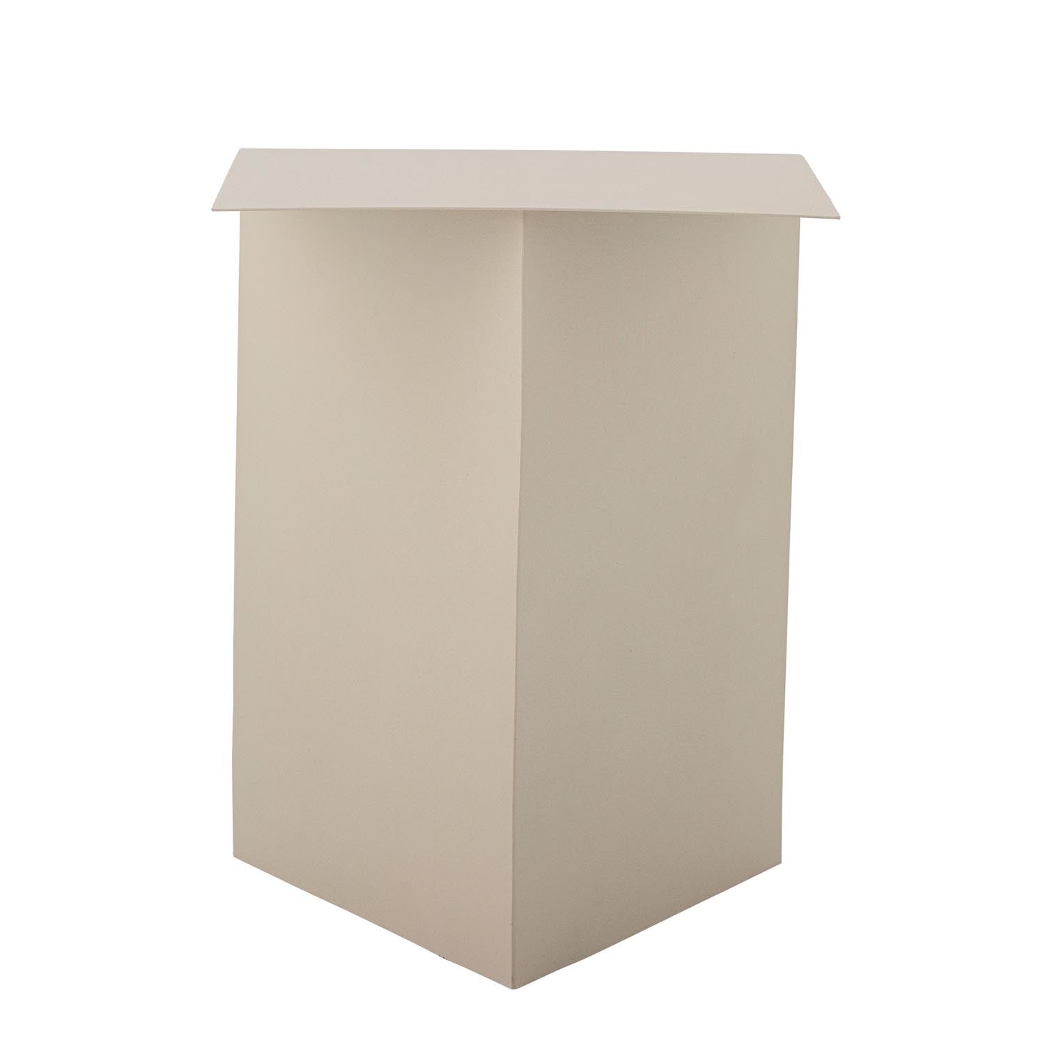 Der Tasha Beistelltisch von Bloomingville kombiniert skulpturales Design mit praktischer Vielseitigkeit. Ideal für jeden Raum, bringt er Wärme und Stil.