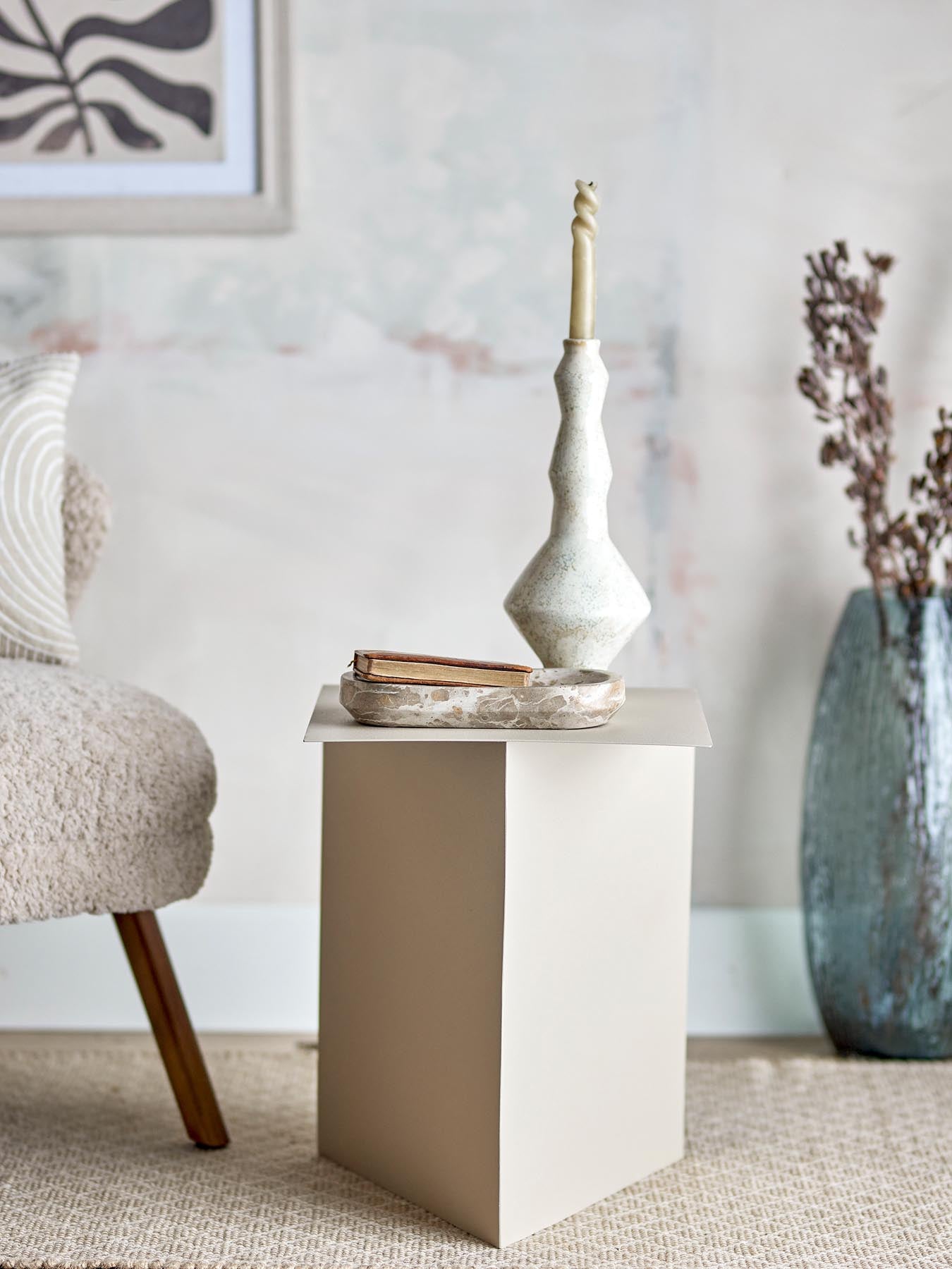 Der Tasha Beistelltisch von Bloomingville vereint modernes Design und Funktionalität. Aus robustem Metall in natürlichem Beigeton, perfekt für jeden Raum.