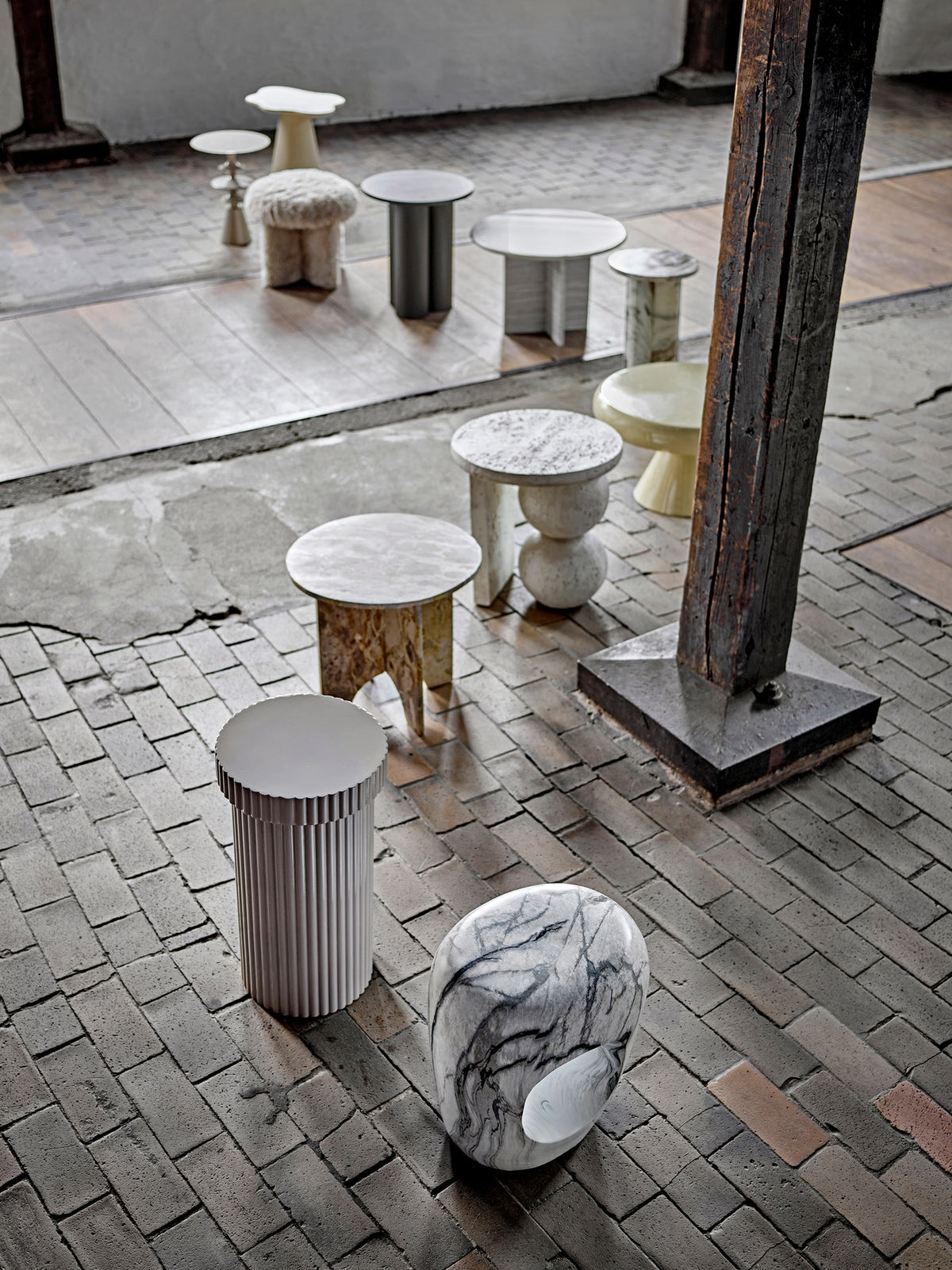 Samio Beistelltisch in Beige von Bloomingville, Aluminium mit pulverbeschichteter Hochglanzoberfläche, runde skulpturale Form, Beine in Natur.
