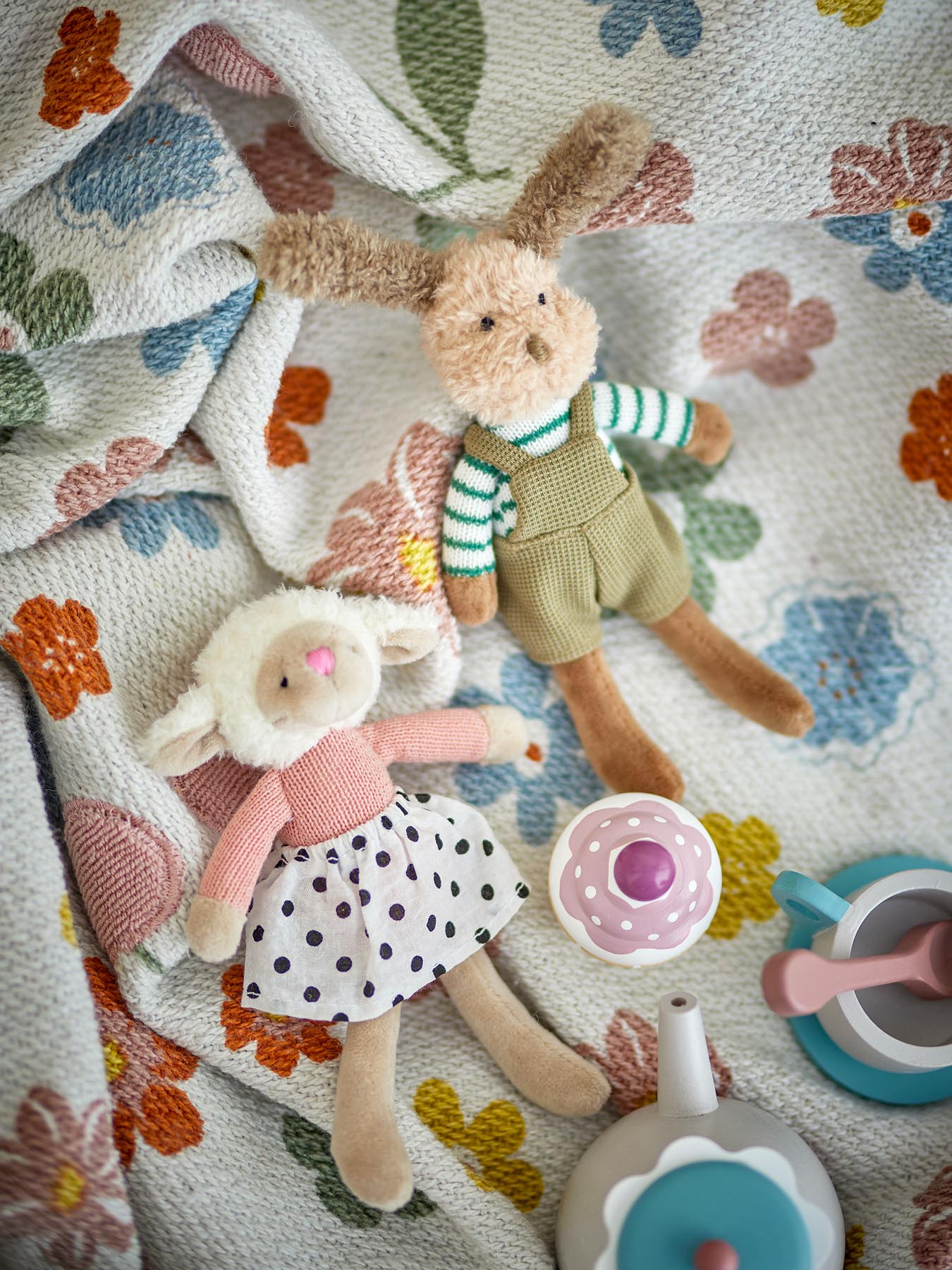 Entdecken Sie die charmante Sol & Teo Puppe von Bloomingville Mini. Aus 100% Baumwolle, perfekt für Kinder und ideal als Geschenk!