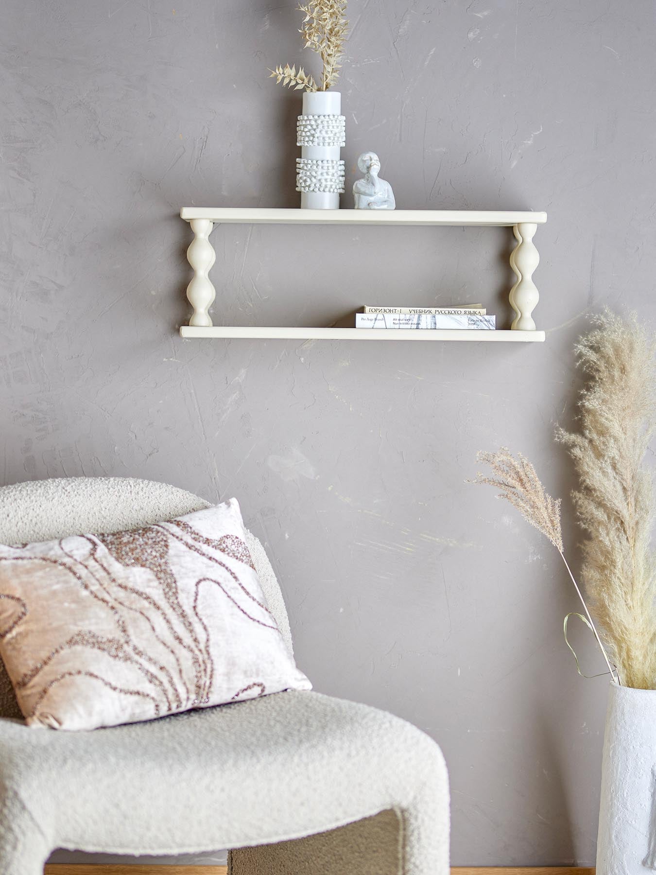 Verleihen Sie Ihrem Zuhause mit dem Salino Regal von Bloomingville in Weiß einen modernen Touch. Perfekt für Dekoration und Stauraum!