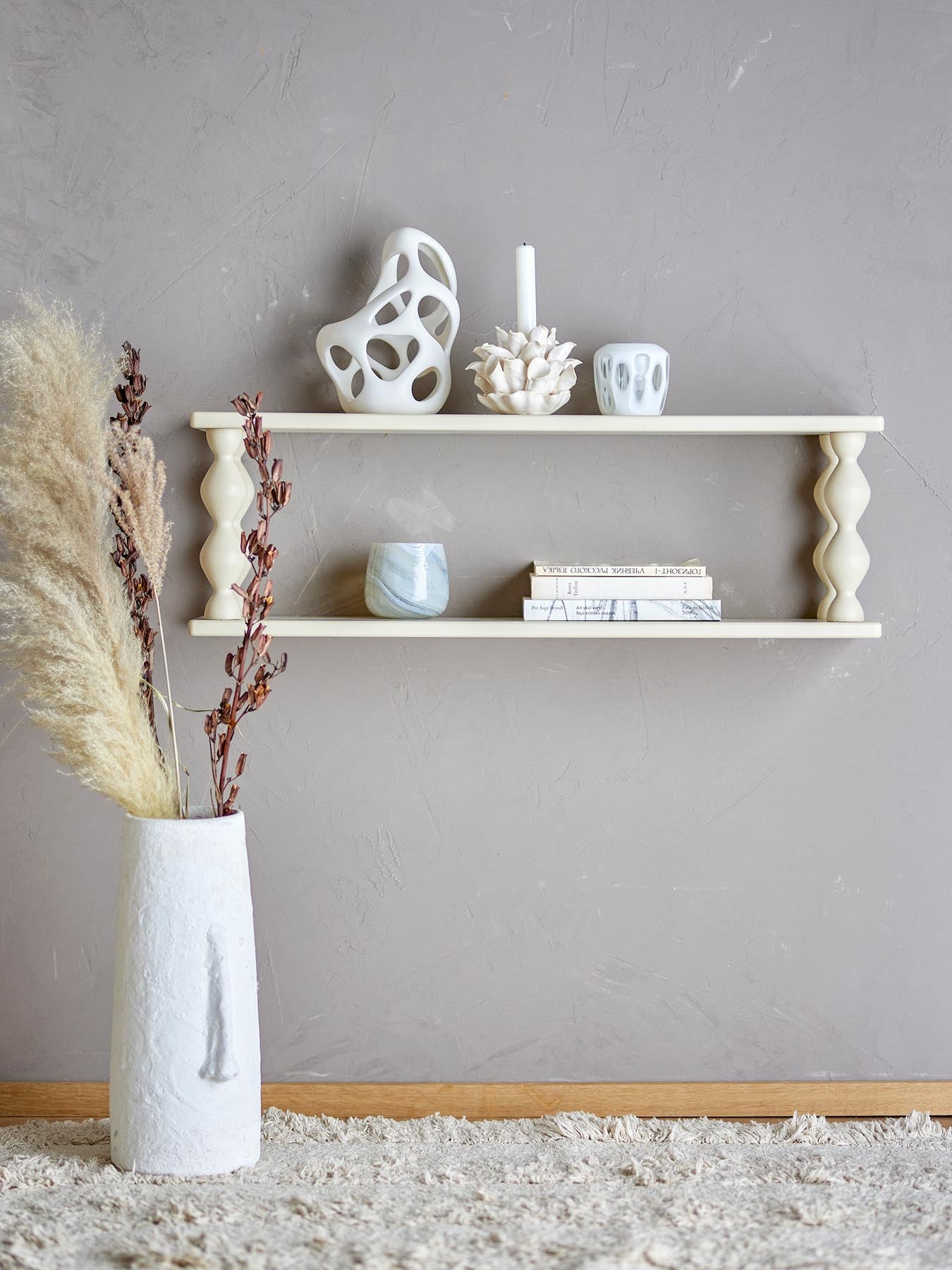 Entdecken Sie das elegante Salino Regal von Bloomingville in Weiß. Ideal für stilvolle Akzente und praktischen Stauraum in jedem Raum.