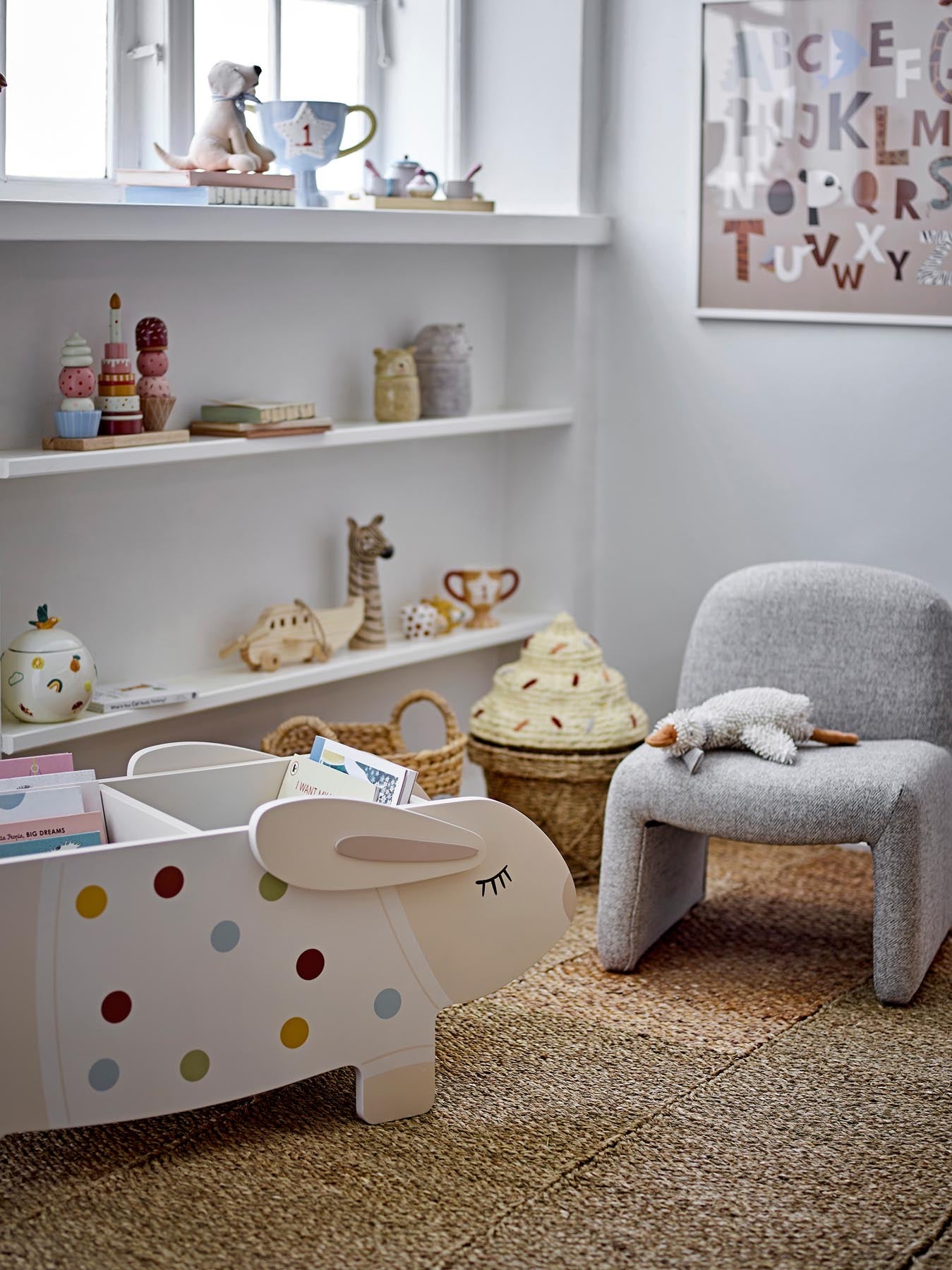 Der Cillie Korb mit Deckel von Bloomingville Mini vereint kreatives Design und Funktionalität. Aus robustem Seegras gefertigt, bietet er eine charmante Eistütenform für die stilvolle Aufbewahrung von Spielzeug und mehr.