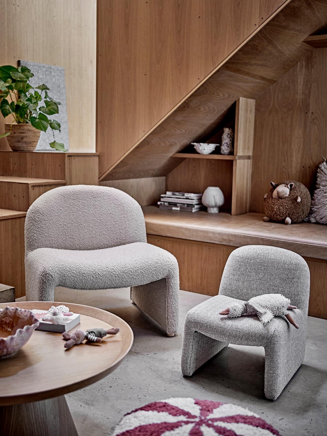 Das Rubert Plüschtier von Bloomingville Mini ist ein kuscheliges, braunes Schaf aus hochwertigem Polyester, ideal für Kinder und als Dekoration.